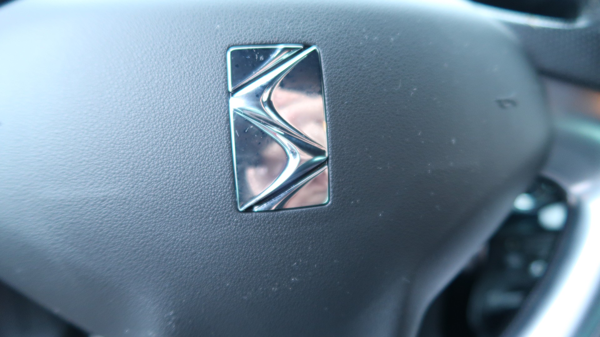 DS AUTOMOBILES DS3 1.6 16V HDi Sport Chic-image-8