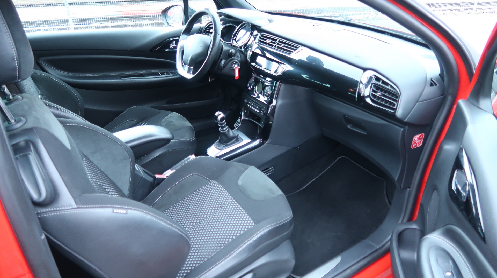 DS AUTOMOBILES DS3 1.6 16V HDi Sport Chic-image-10