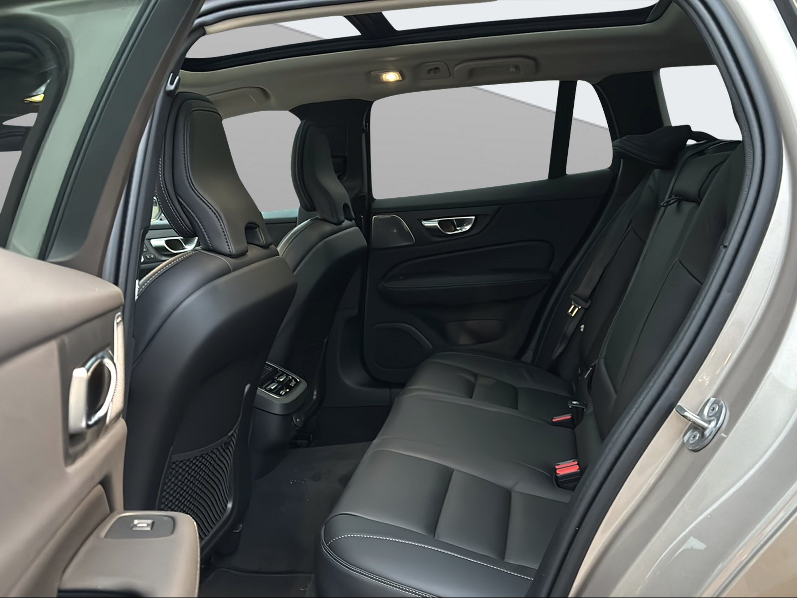 VOLVO V60 B4 Benzin Mild Hybrid Ultra Dark DCT-image-9