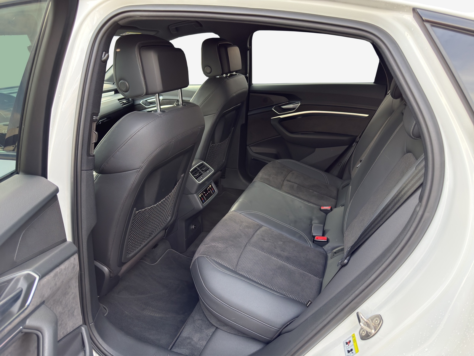 AUDI e-tron S Sportback quattro-image-12