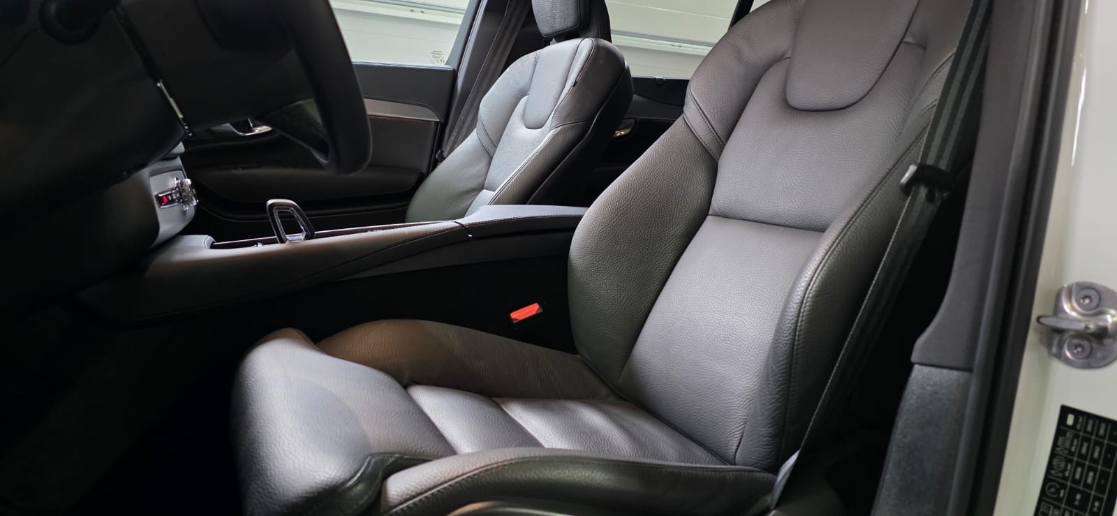 VOLVO XC90 T8 eAWD PluginHybrid Plus Bright *7 Plätzer*-image-8