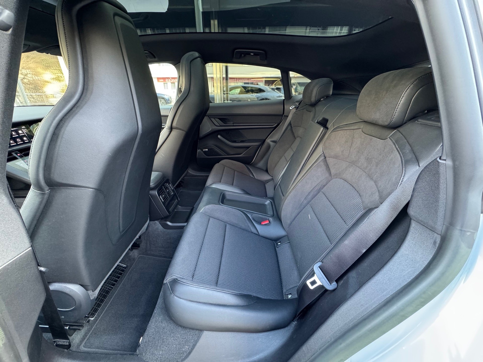 PORSCHE Taycan 4 Cross Turismo-image-8