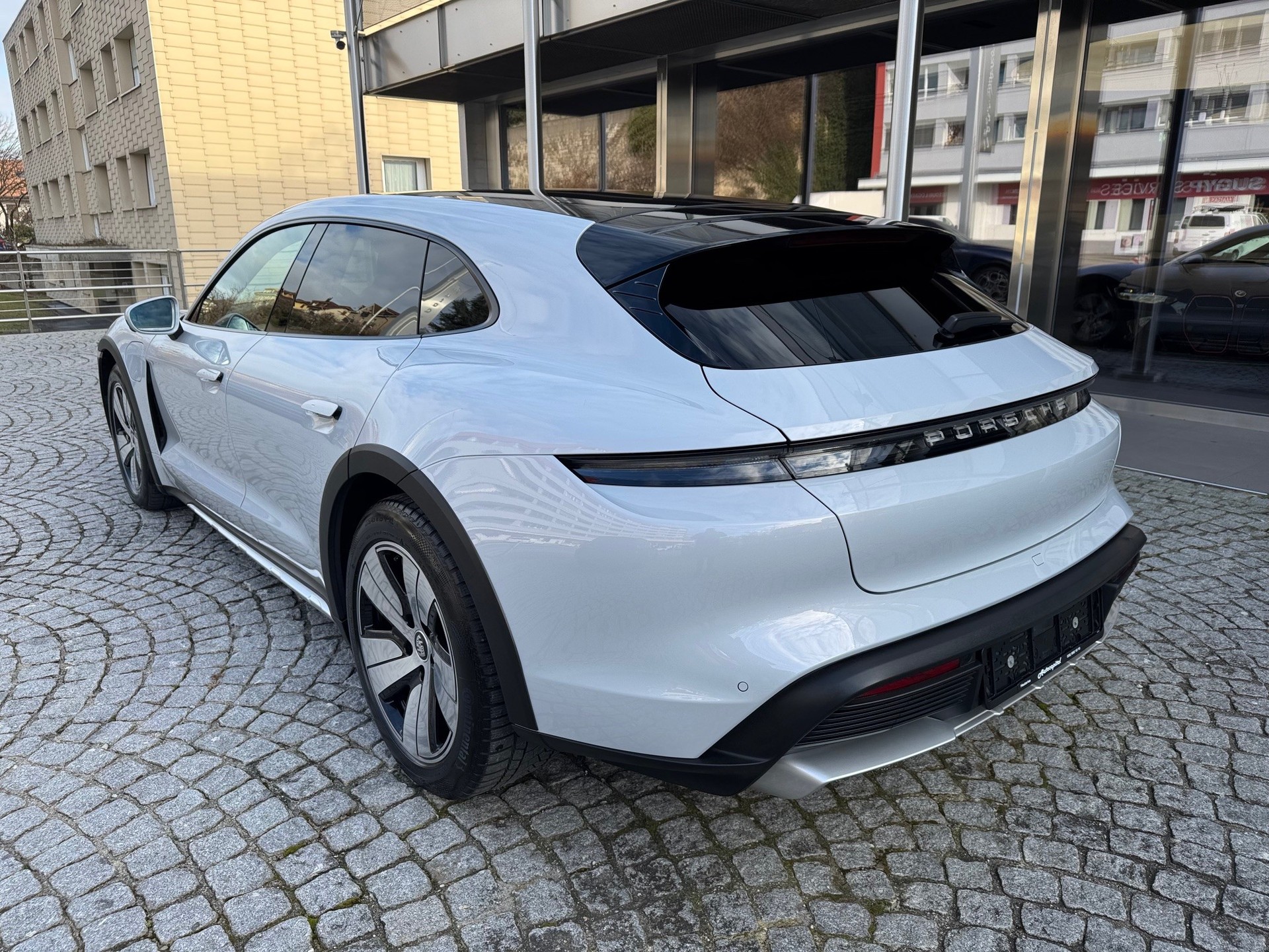 PORSCHE Taycan 4 Cross Turismo-image-2