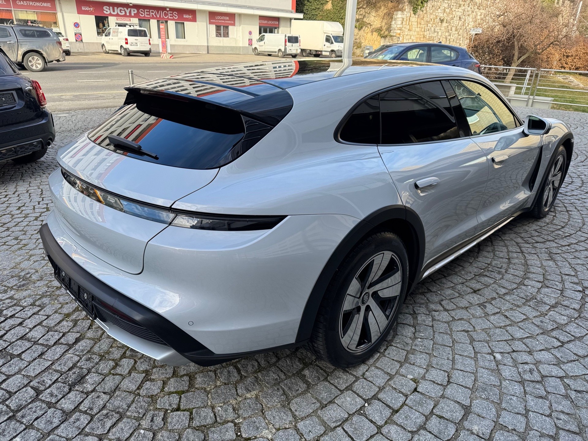 PORSCHE Taycan 4 Cross Turismo-image-3