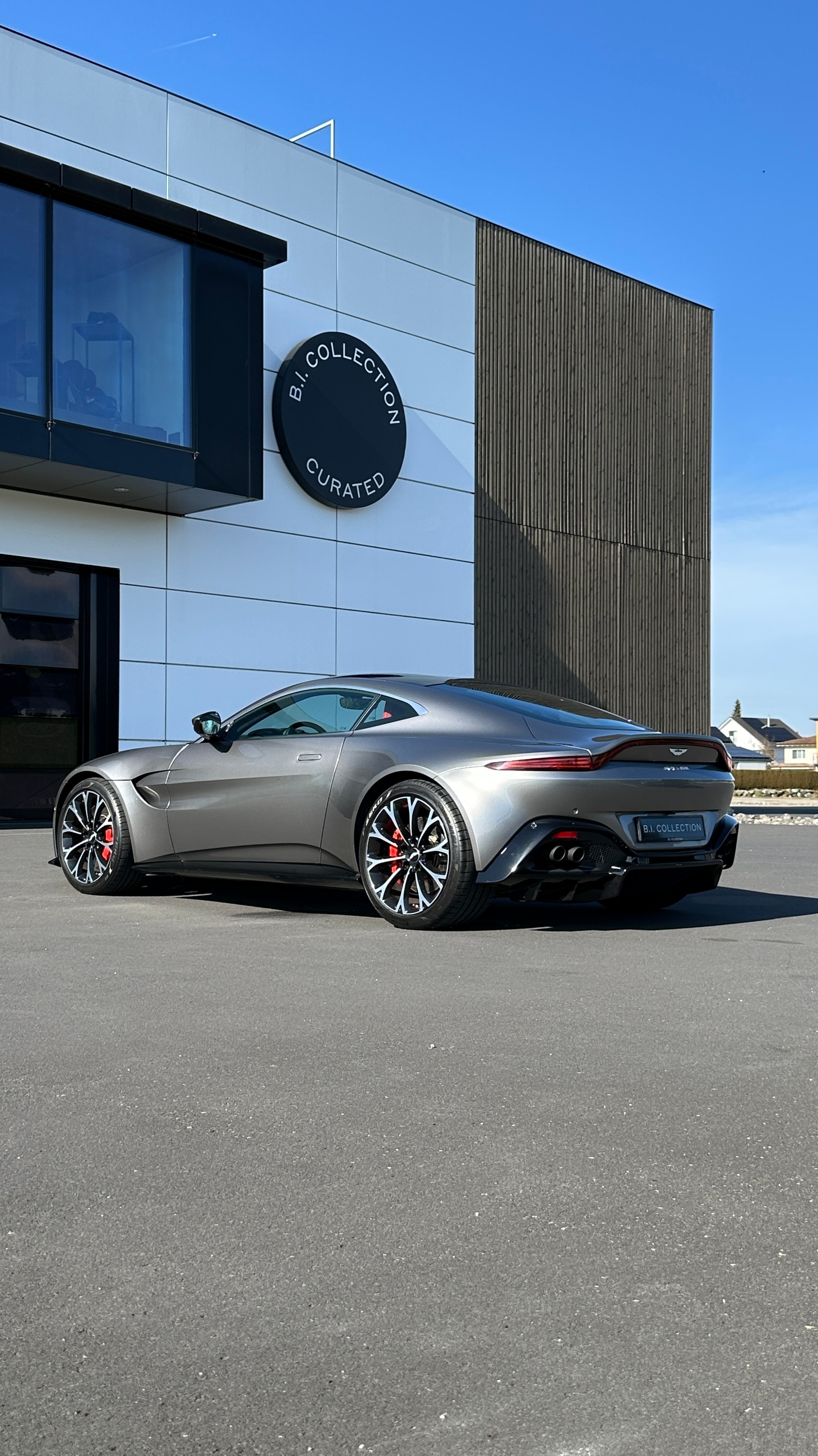 ASTON MARTIN V8 Vantage-showroom-element-3