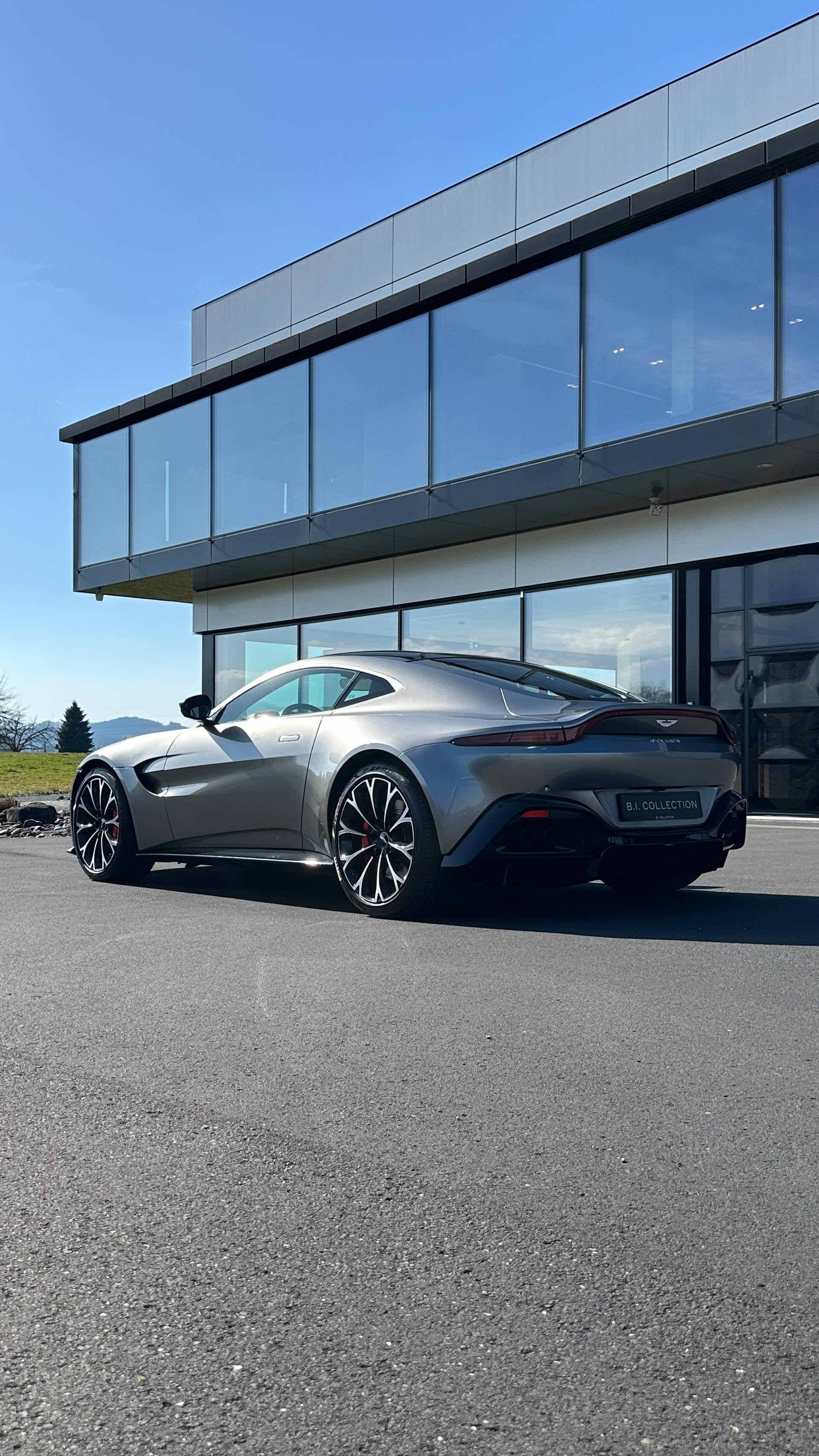 ASTON MARTIN V8 Vantage-image-4