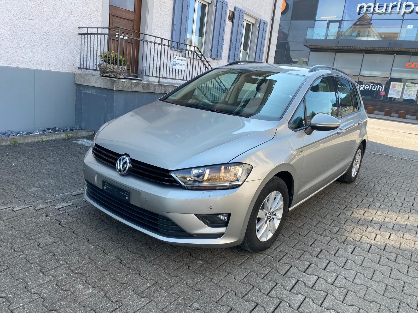 VW Golf Sportsvan 1.2 TSI Family-image-1