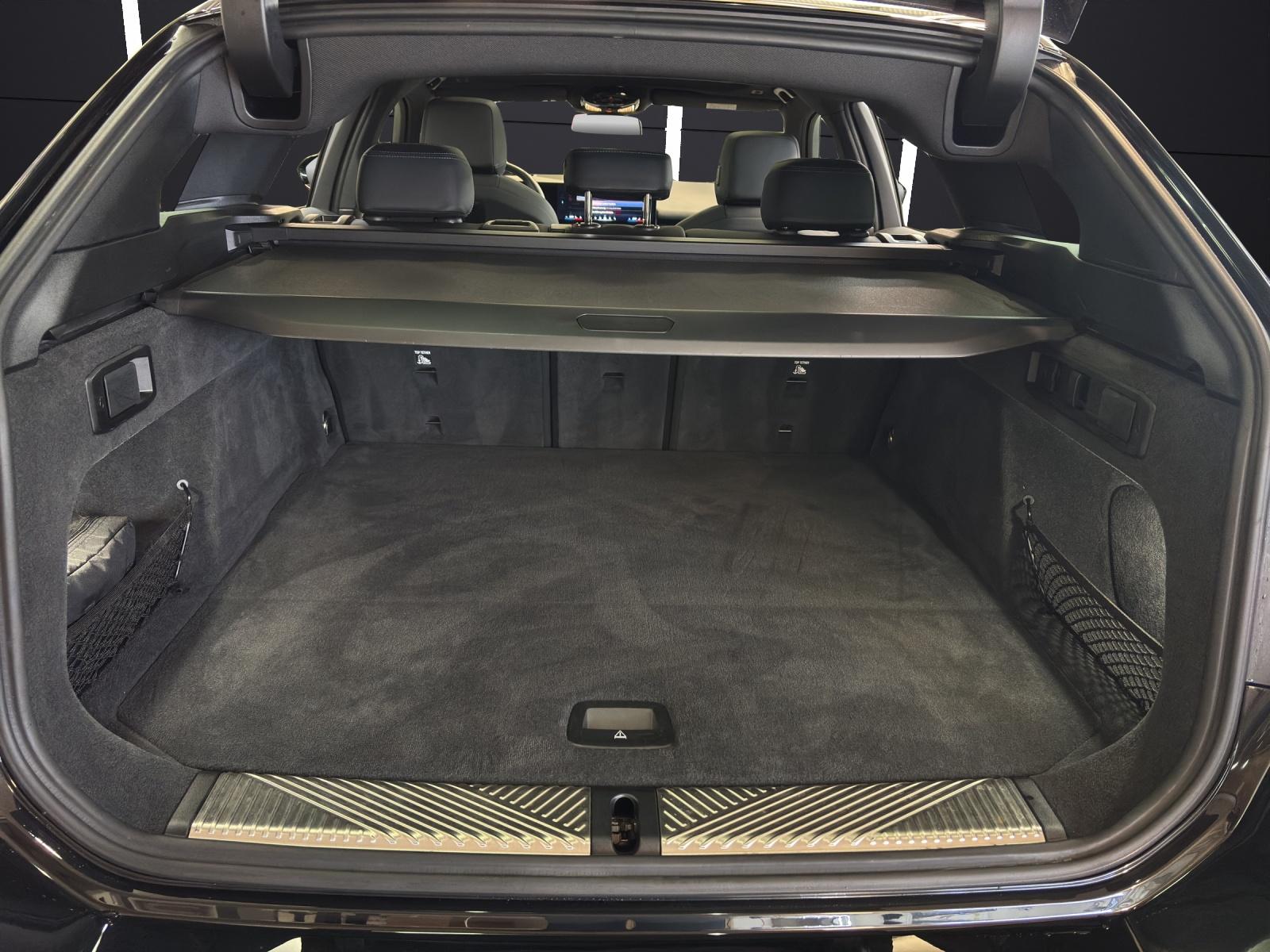 BMW 520d xDrive Touring-image-12