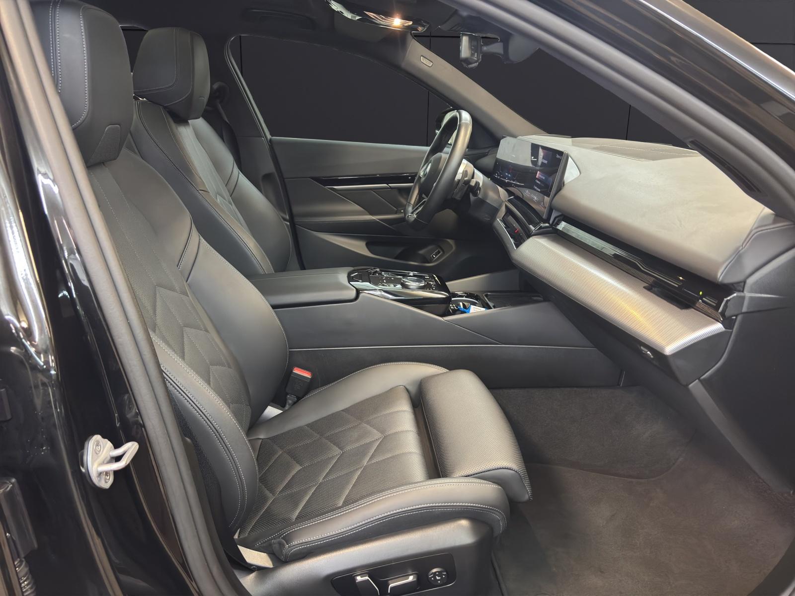 BMW 520d xDrive Touring-image-14