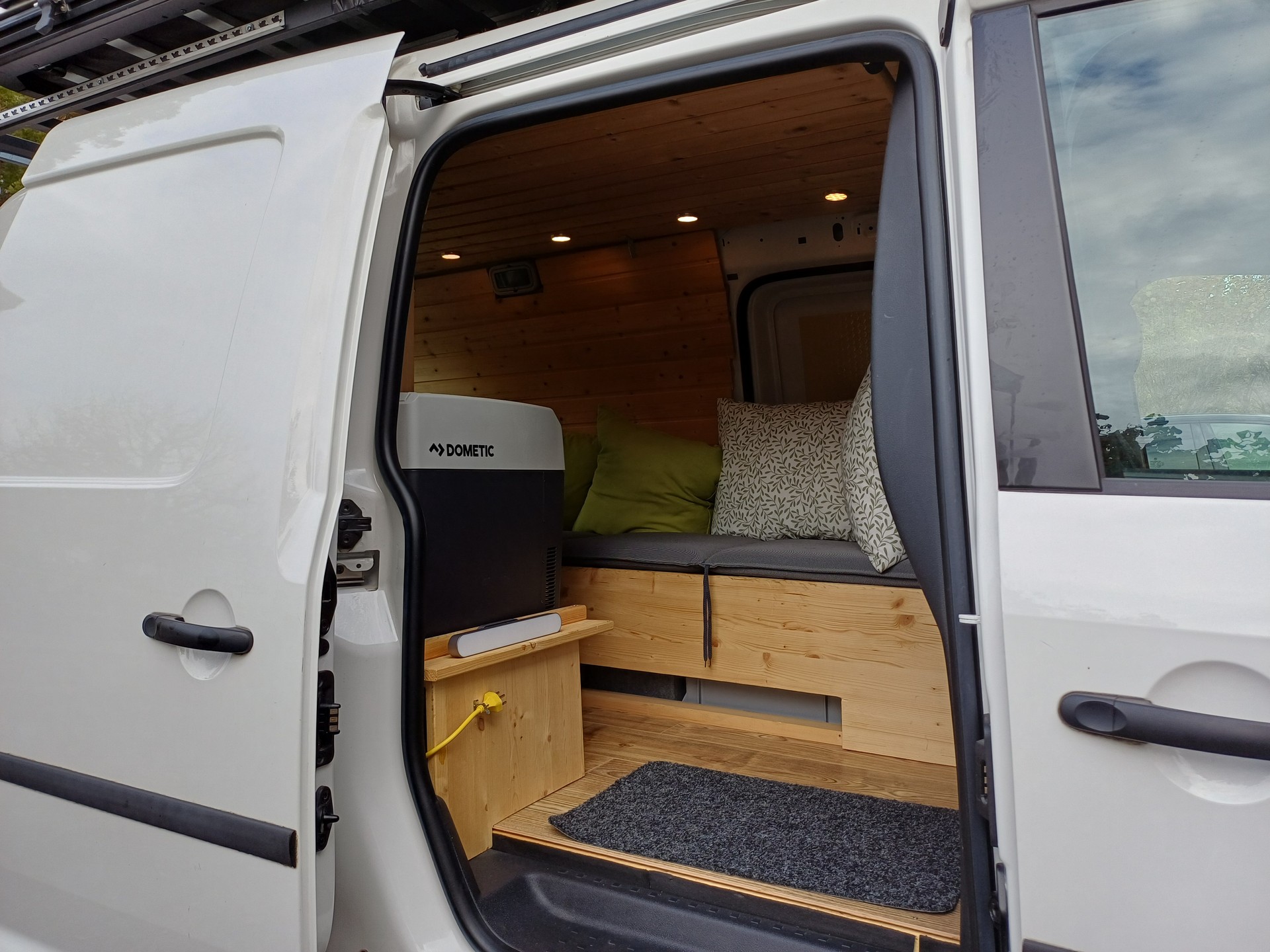 VW Caddy Maxi 2.0TDI Camper-image-3