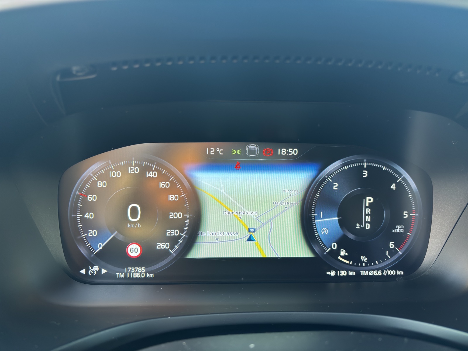 VOLVO V60 Cross Country 2.0 D4 AWD-image-4