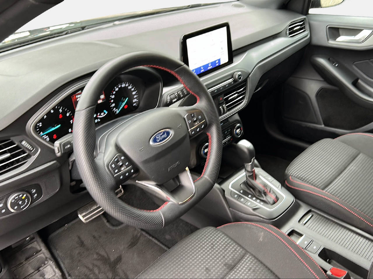 FORD Focus Station Wagon 1.0i EcoB 125 ST-Line-image-11