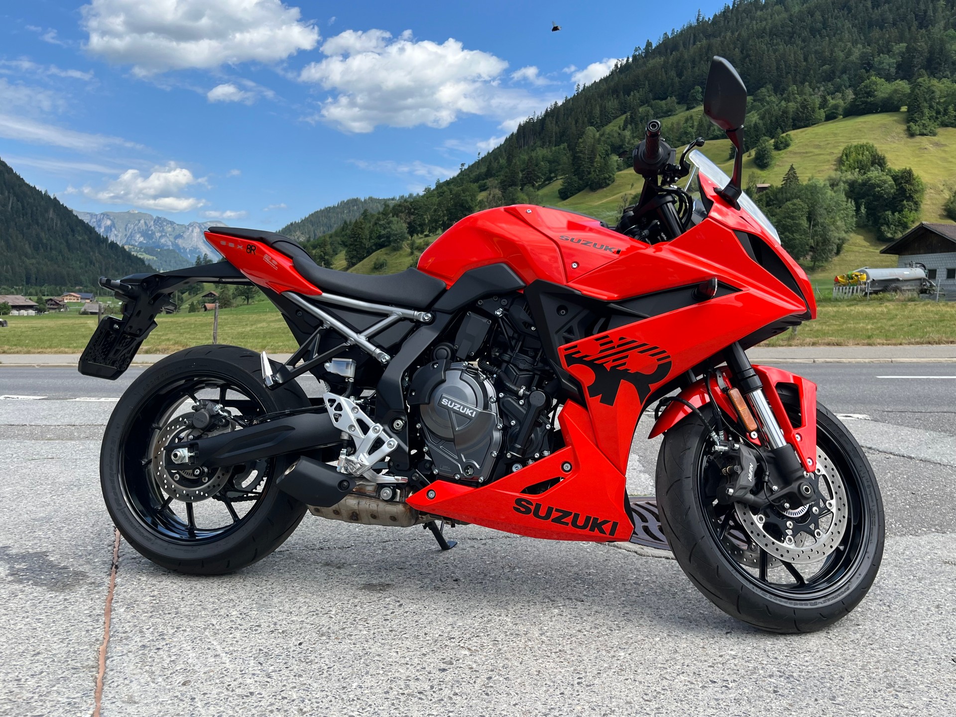 SUZUKI GSX 8 R
