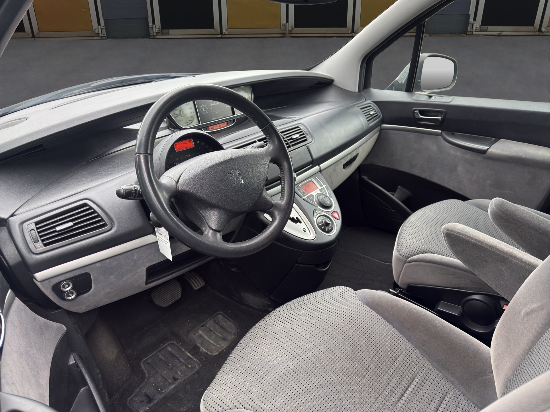 PEUGEOT 807 2.0 16V HDi Allure Tiptronic-image-8