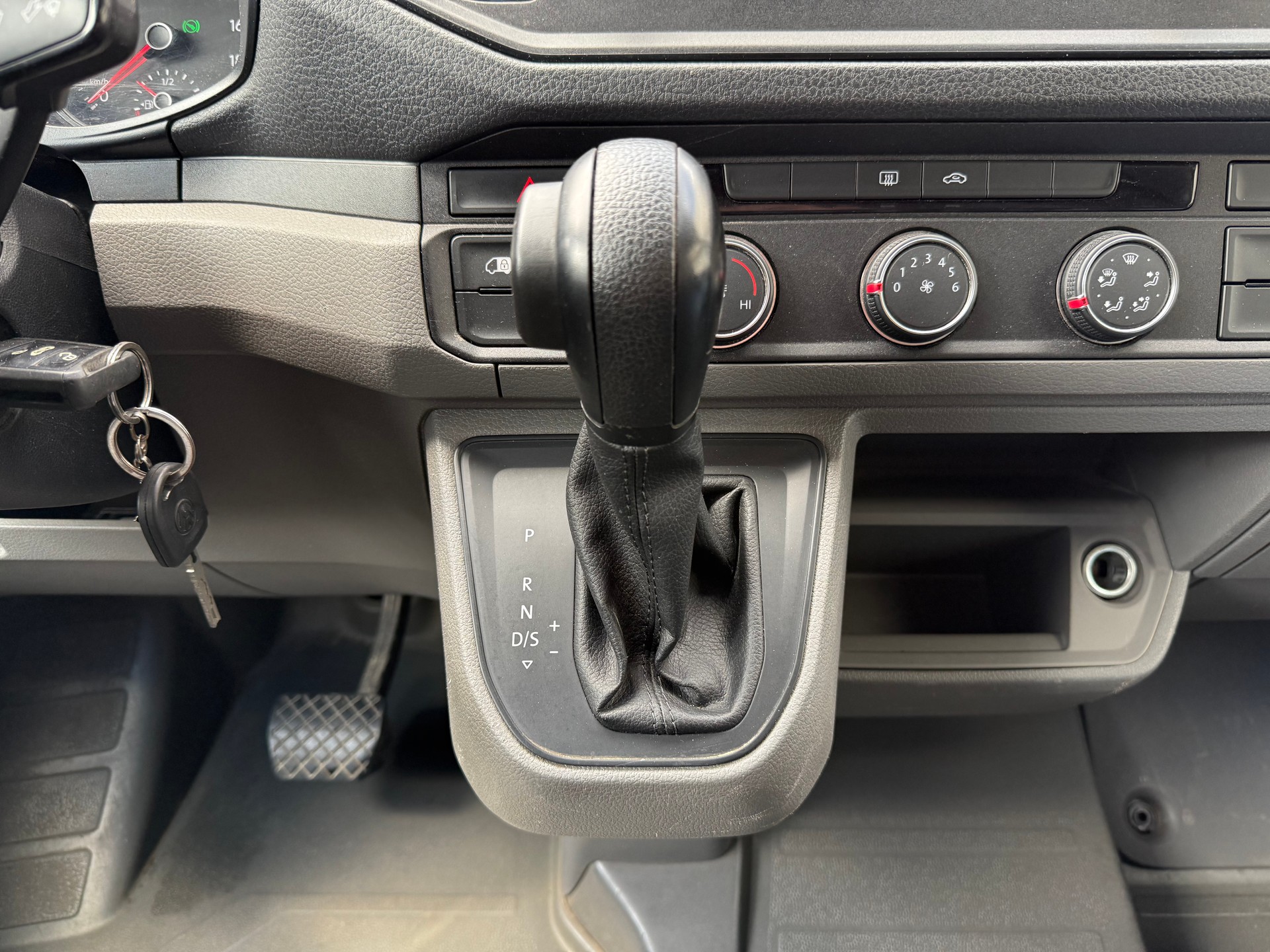 VW Crafter 35 2.0 TDI L3 A-image-13