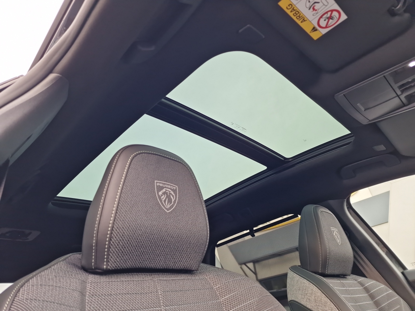 PEUGEOT 5008 1.2 Hybrid 145 GT 7-Sitzer Panorama AHK-image-11