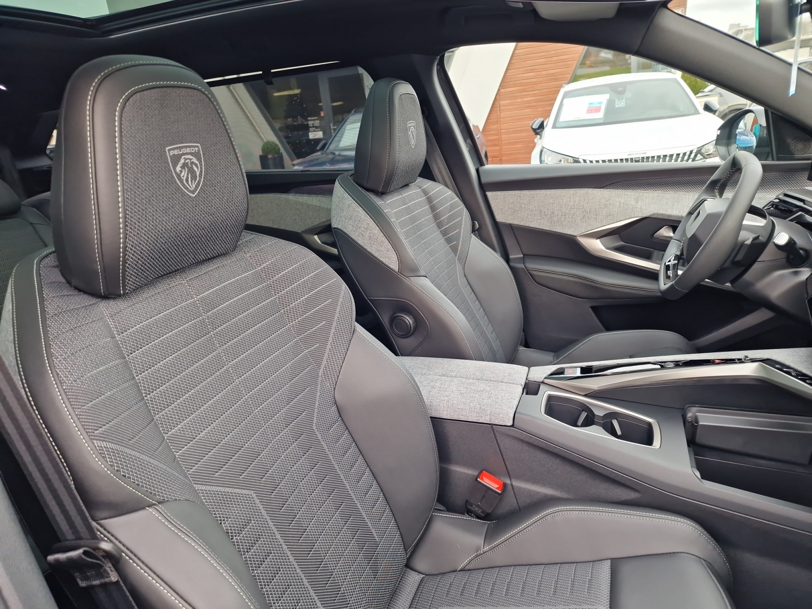 PEUGEOT 5008 1.2 Hybrid 145 GT 7-Sitzer Panorama AHK-image-18