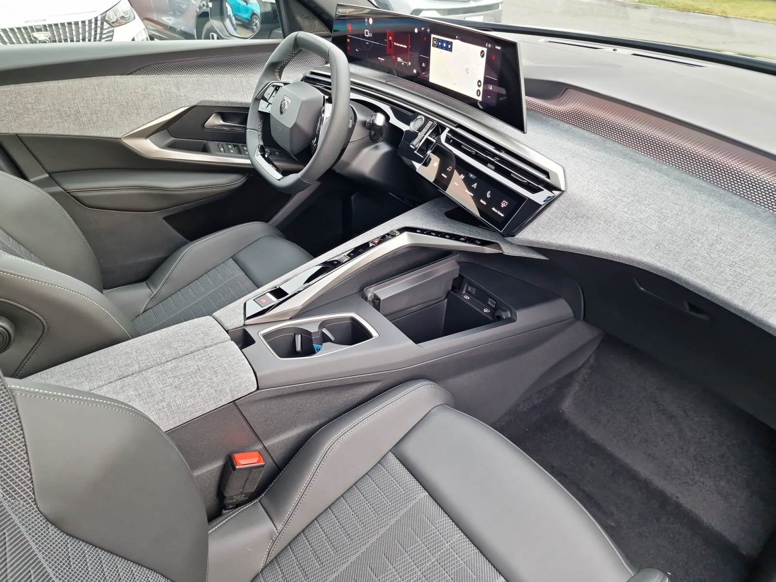 PEUGEOT 5008 1.2 Hybrid 145 GT 7-Sitzer Panorama AHK-image-17