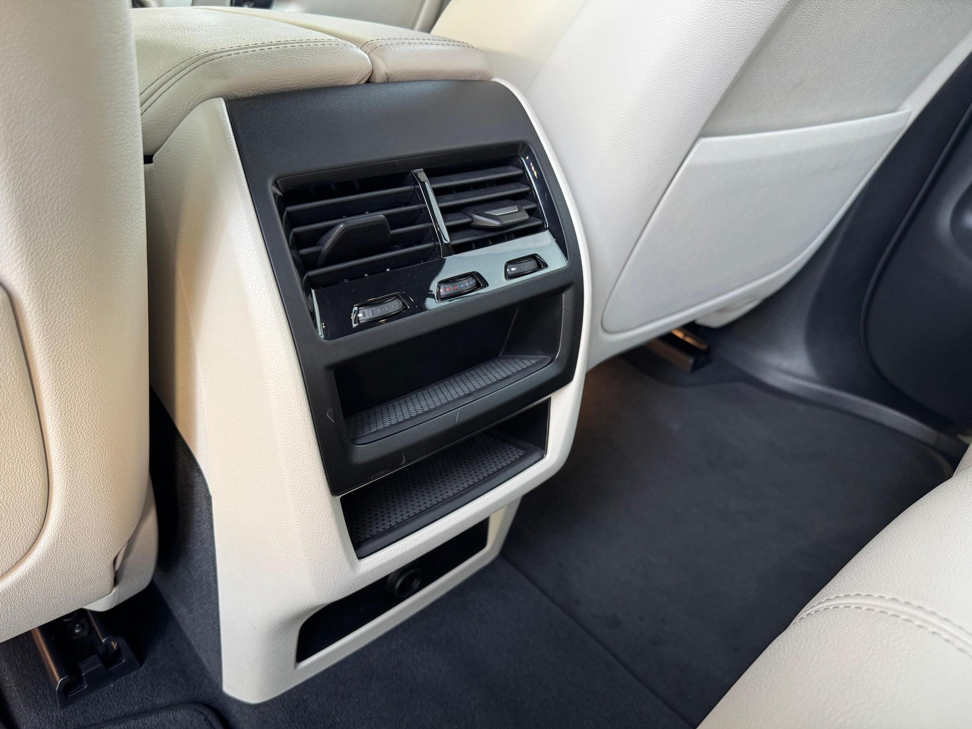 BMW X5 xDrive M50i Steptronic-image-10