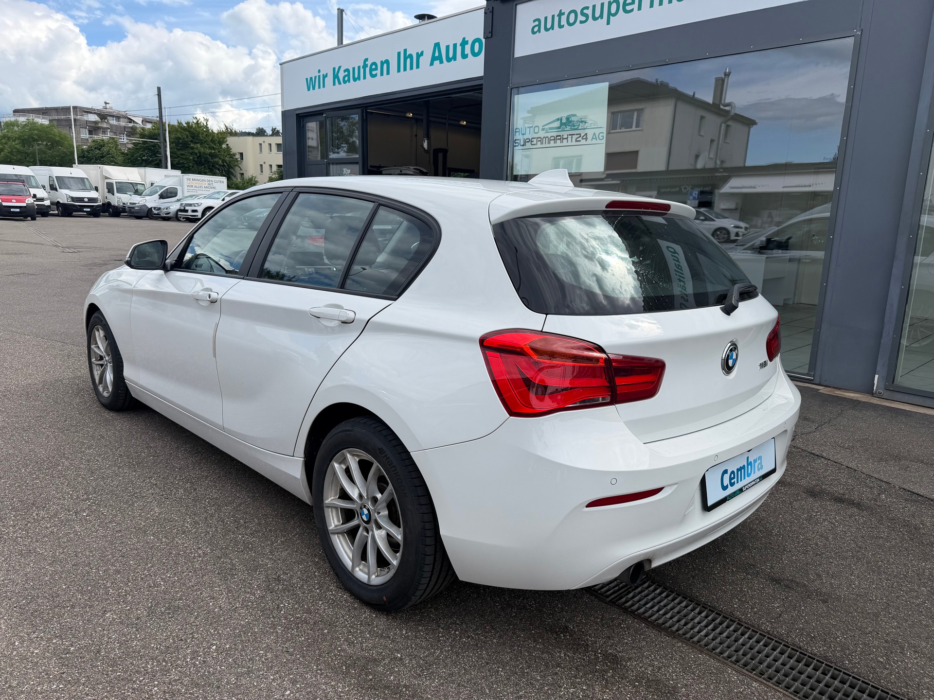 BMW 118i Steptronic-showroom-element-3