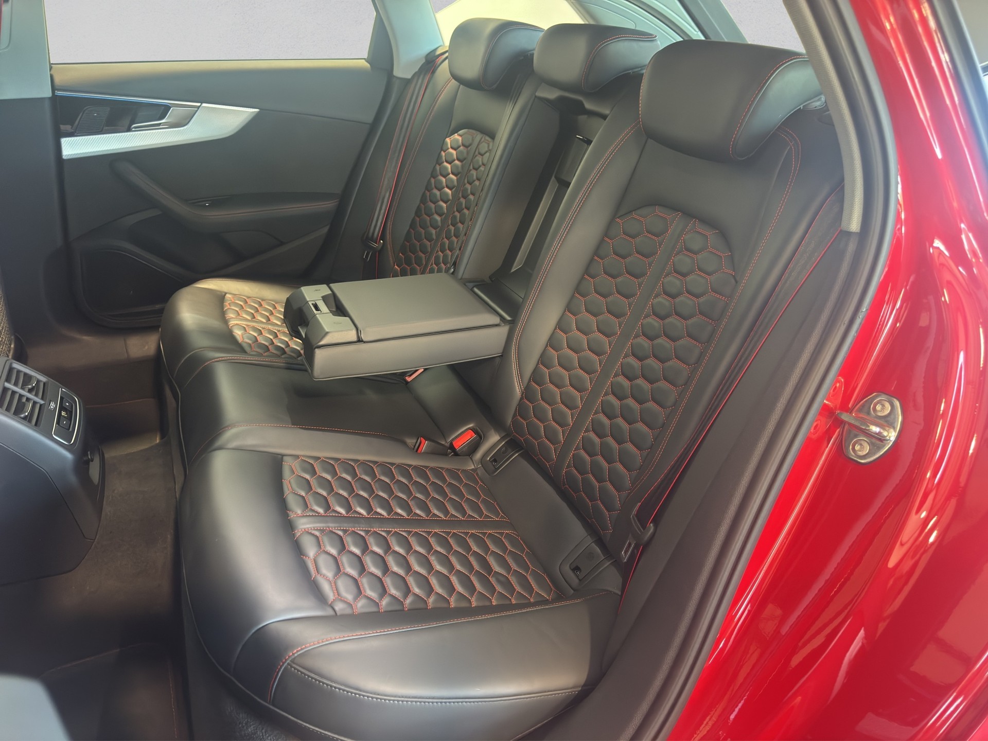 AUDI RS4 Avant quattro tiptronic-image-12
