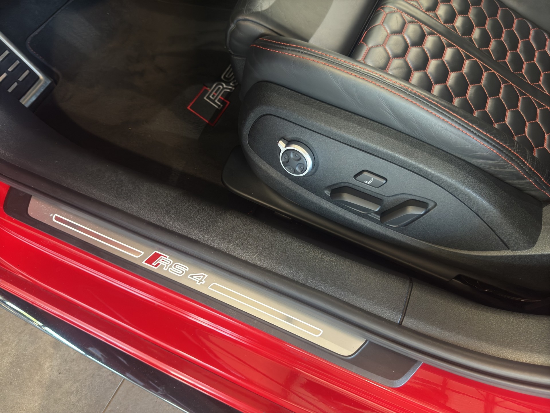 AUDI RS4 Avant quattro tiptronic-image-23