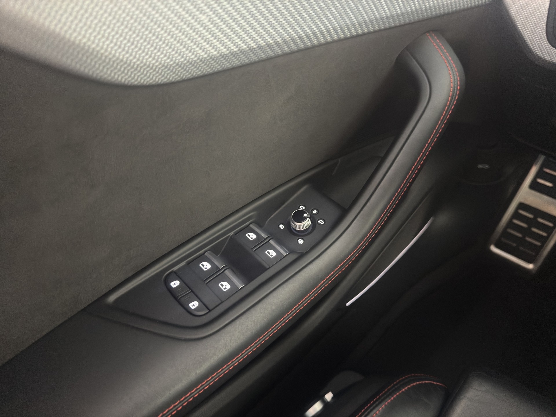 AUDI RS4 Avant quattro tiptronic-image-11