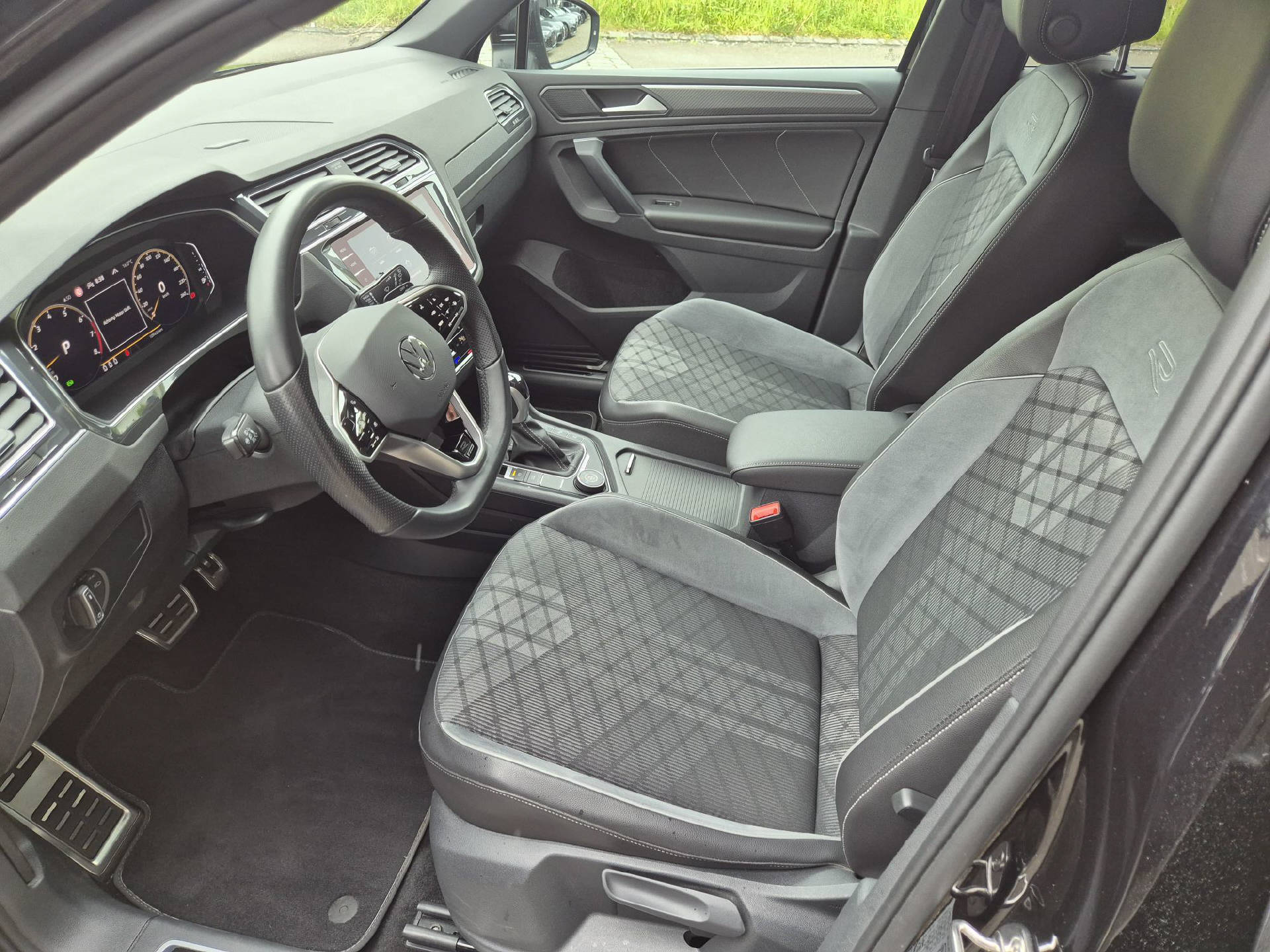 VW Tiguan 2.0 TSI R-Line DSG Black Style-image-10