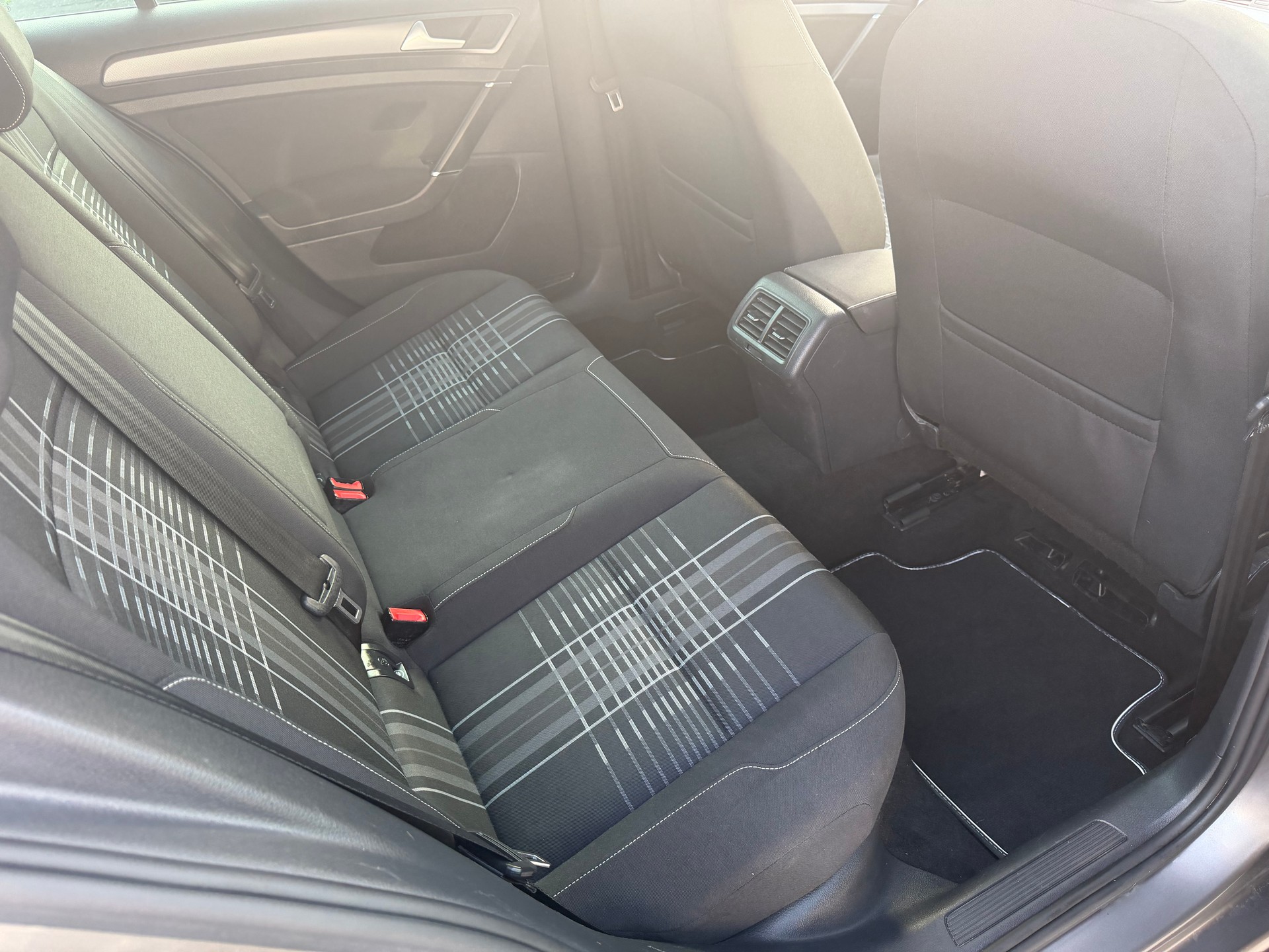 VW Golf 2.0 TDI Lounge DSG-image-12