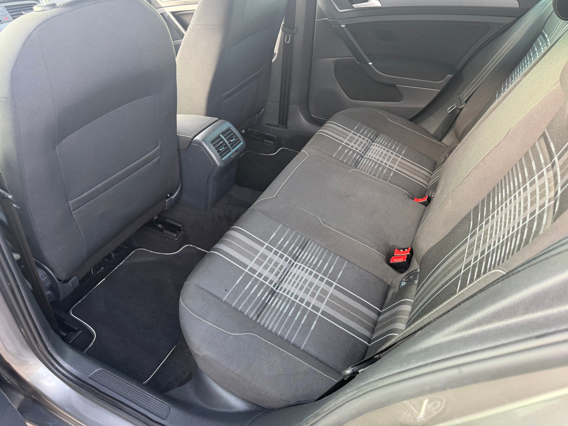 VW Golf 2.0 TDI Lounge DSG-image-9