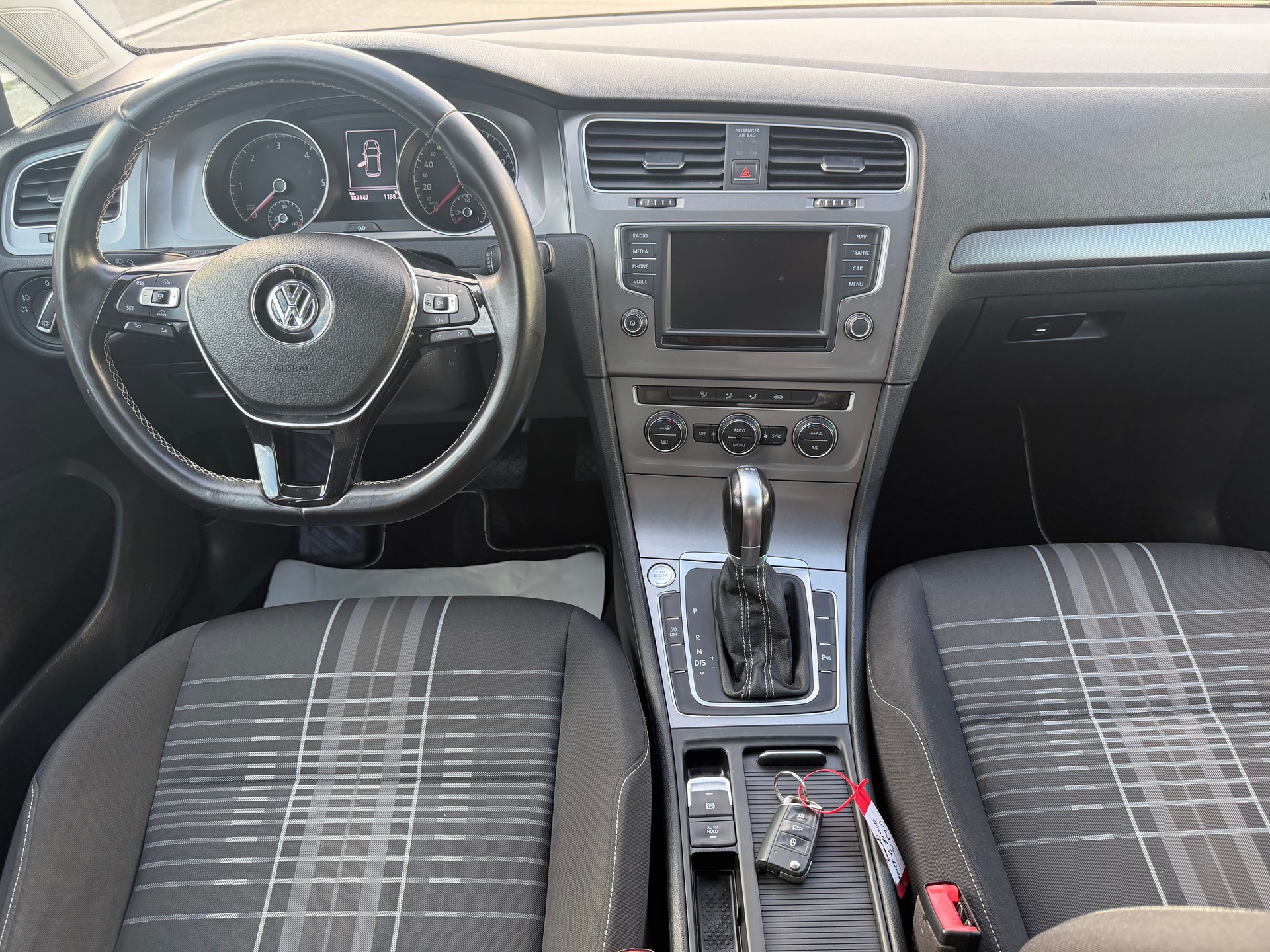 VW Golf 2.0 TDI Lounge DSG-image-10