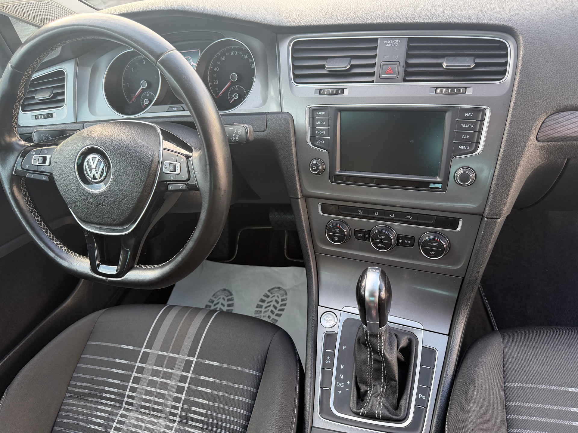 VW Golf 2.0 TDI Lounge DSG-image-15