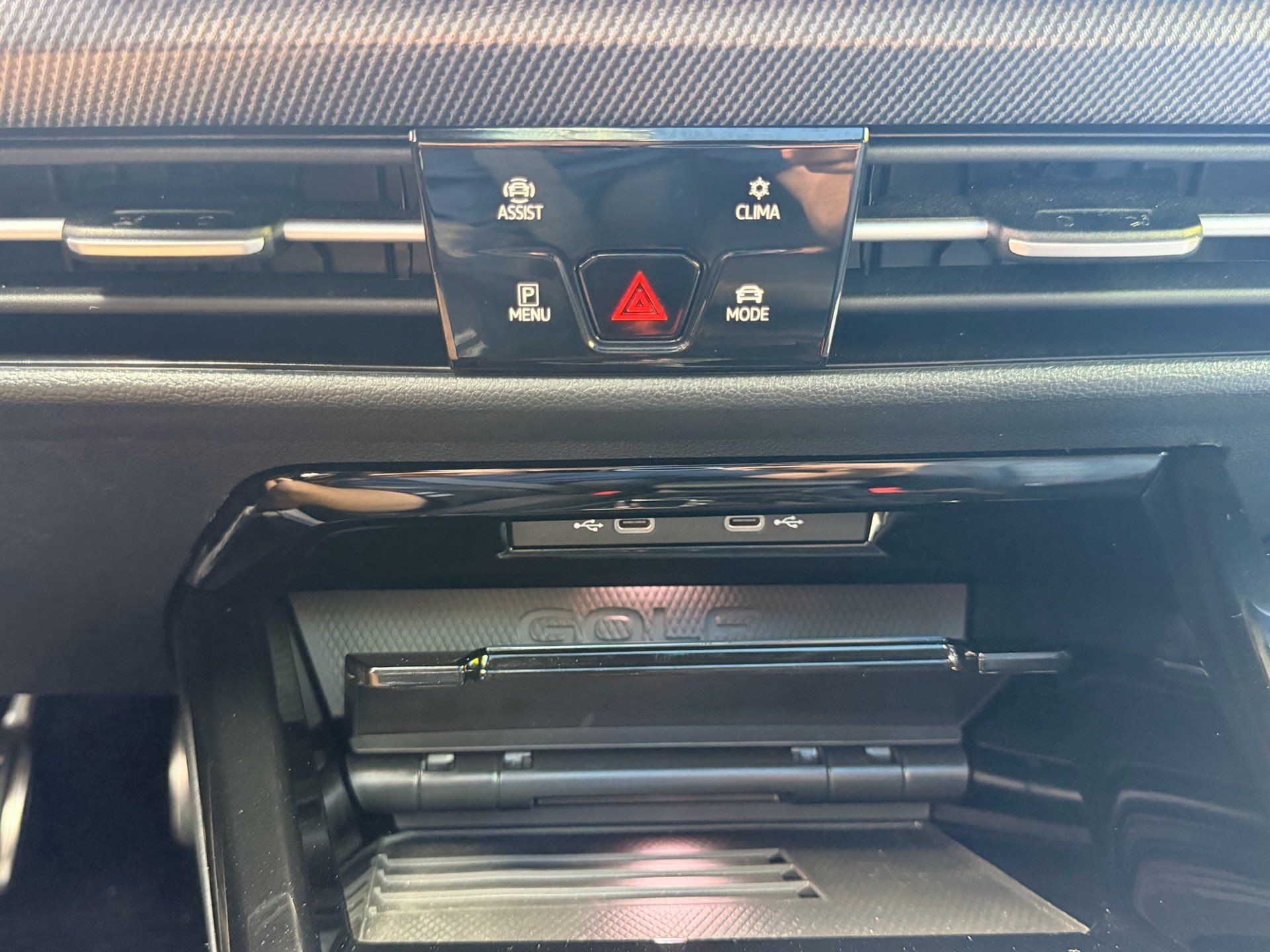 VW Golf GTI 2.0 TSI DSG FACELIFT *** PANORAMAGLASDACH & DCC FAHRWERK ***-image-24