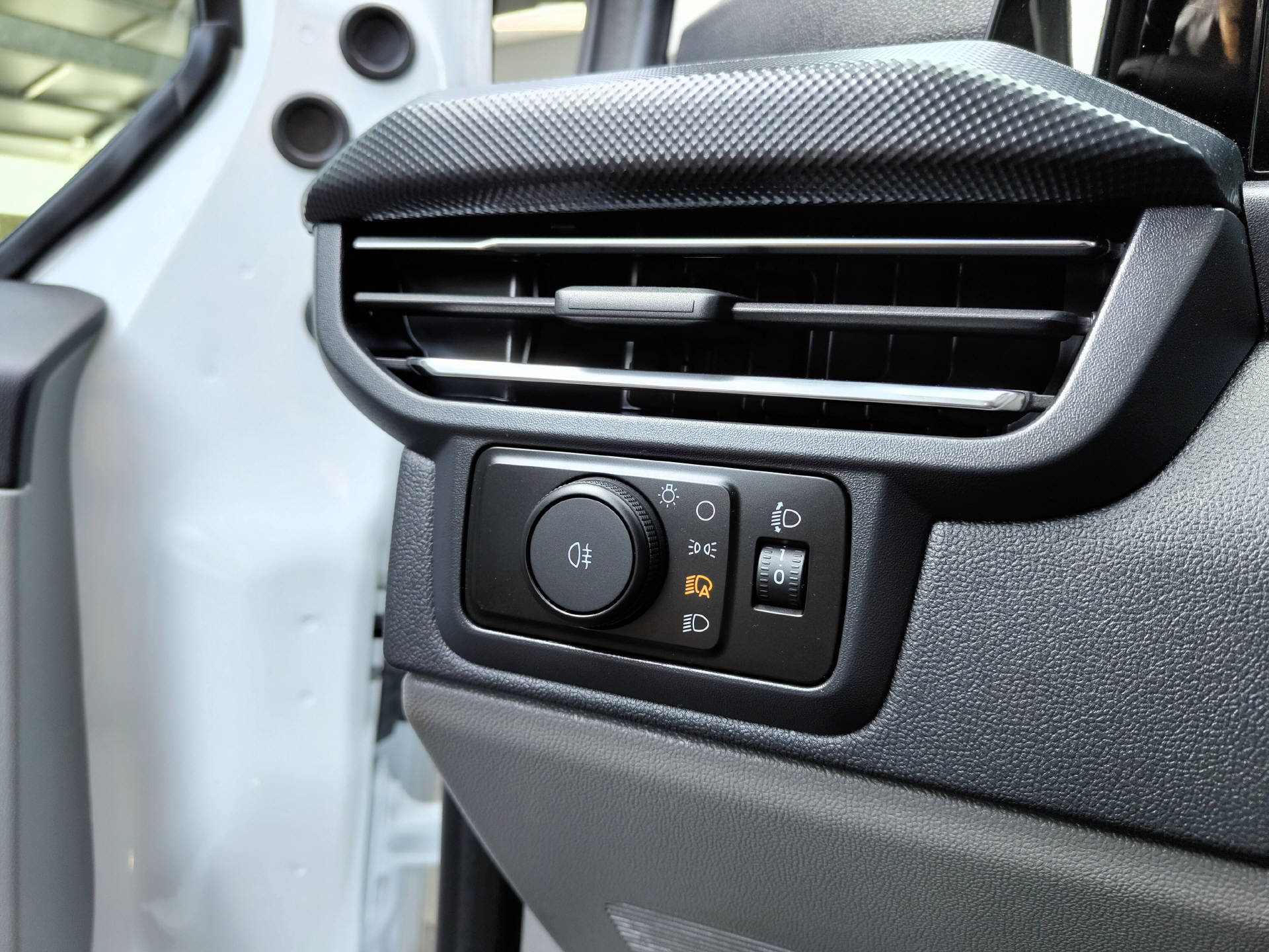FORD Transit Custom Van 320 L2H1 2.0 EcoBlue 136 Limited-image-10