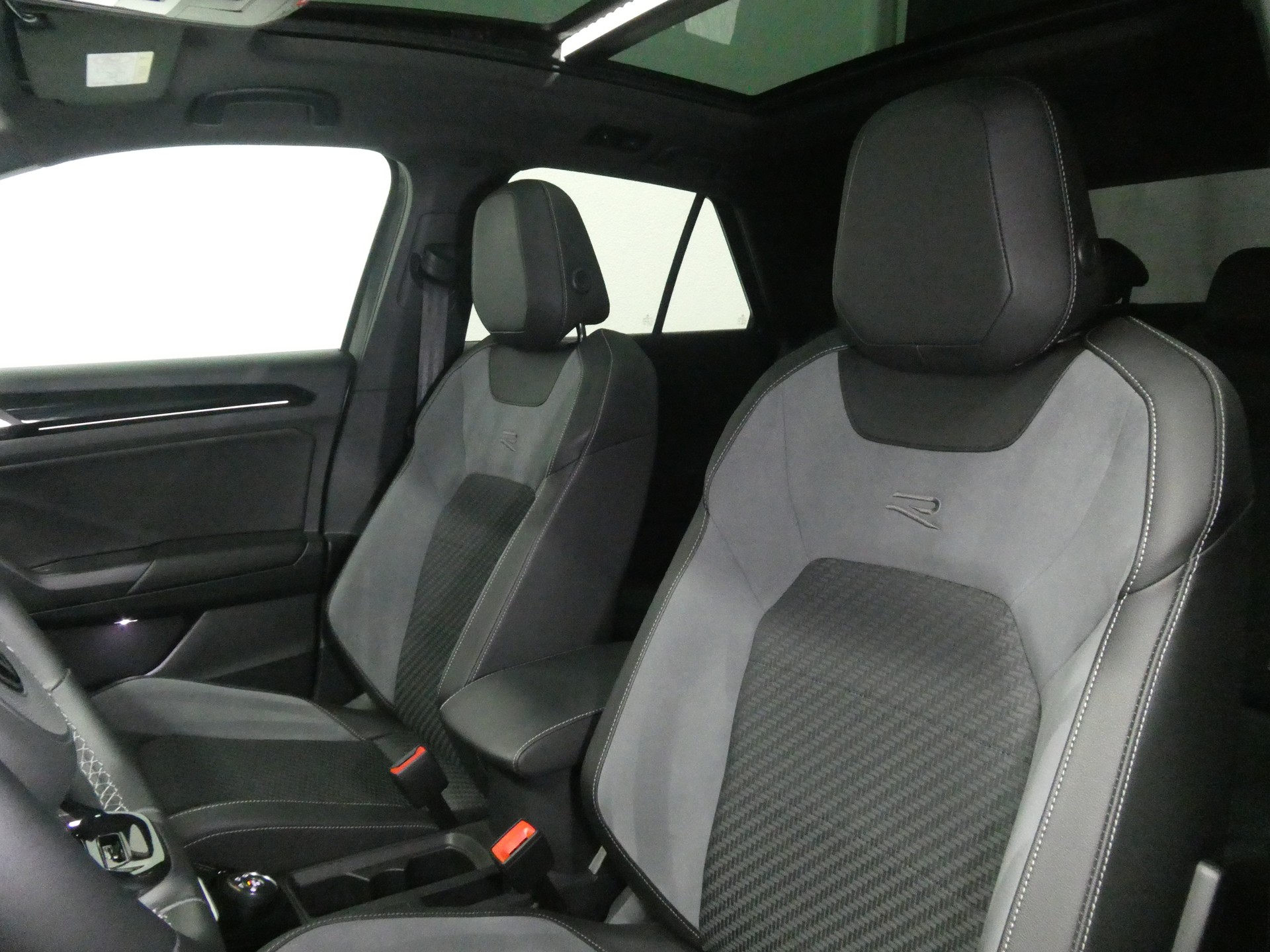 VW T-Roc 2.0 TSI R DSG 4Motion Performance - Panorama - Navi - AKRAPOVIC - Sportsitze - Beats - Kamera - 301 PS-image-9