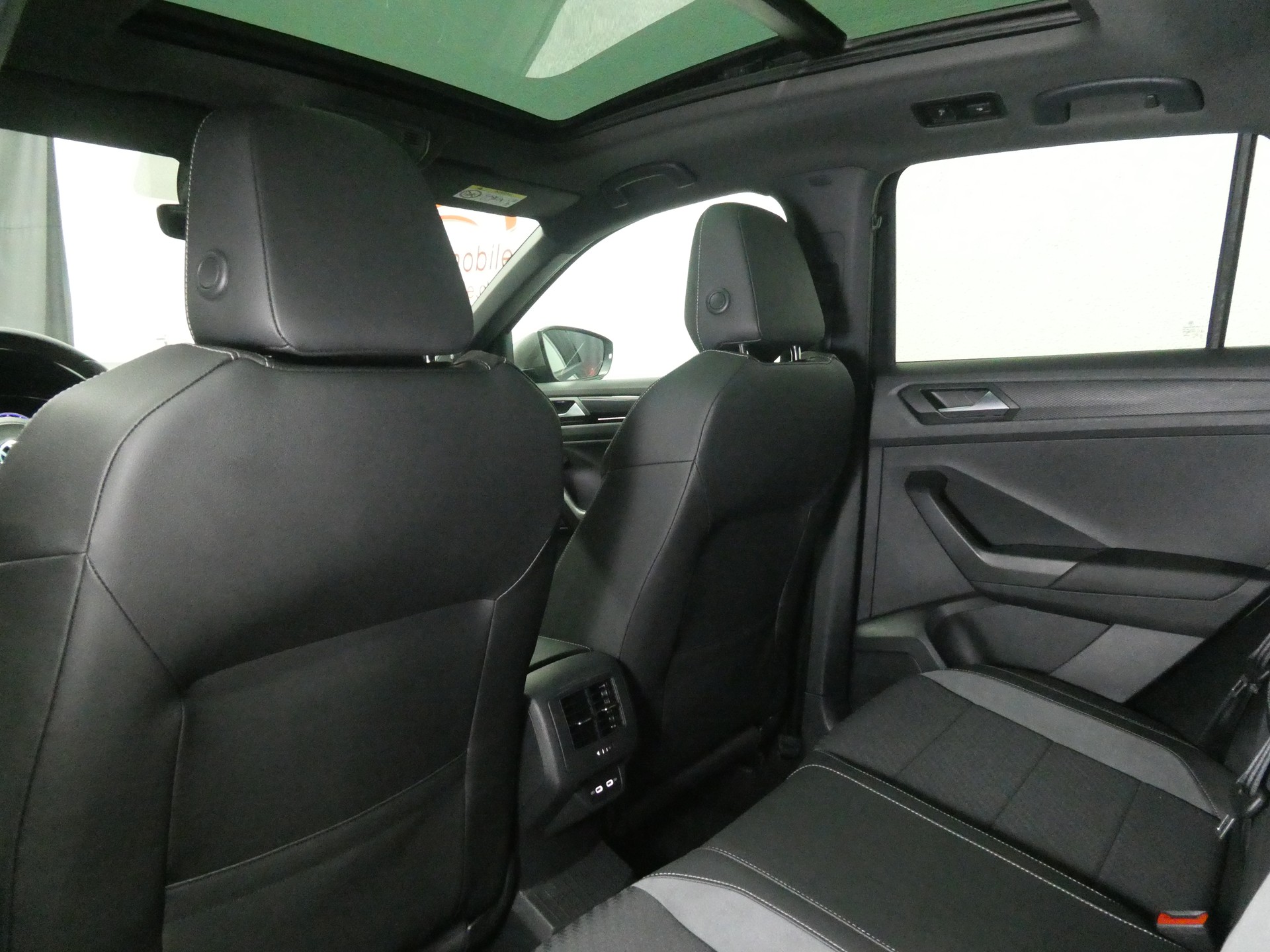 VW T-Roc 2.0 TSI R DSG 4Motion Performance - Panorama - Navi - AKRAPOVIC - Sportsitze - Beats - Kamera - 301 PS-image-10