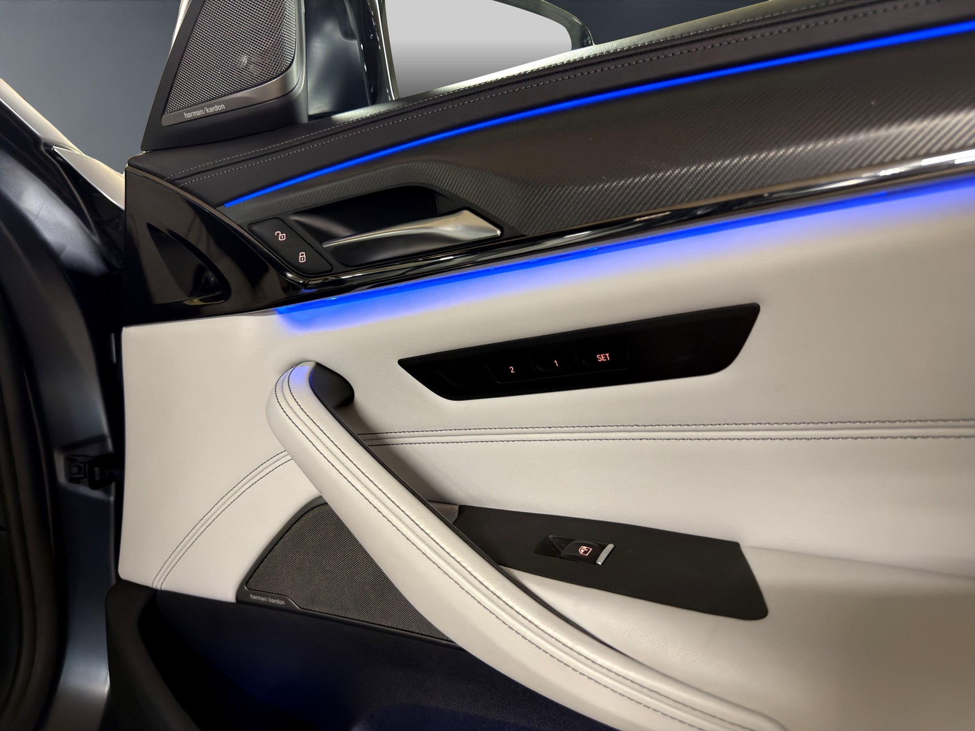 BMW M5 xDrive Drivelogic **Individual Frozen Grey**-image-21