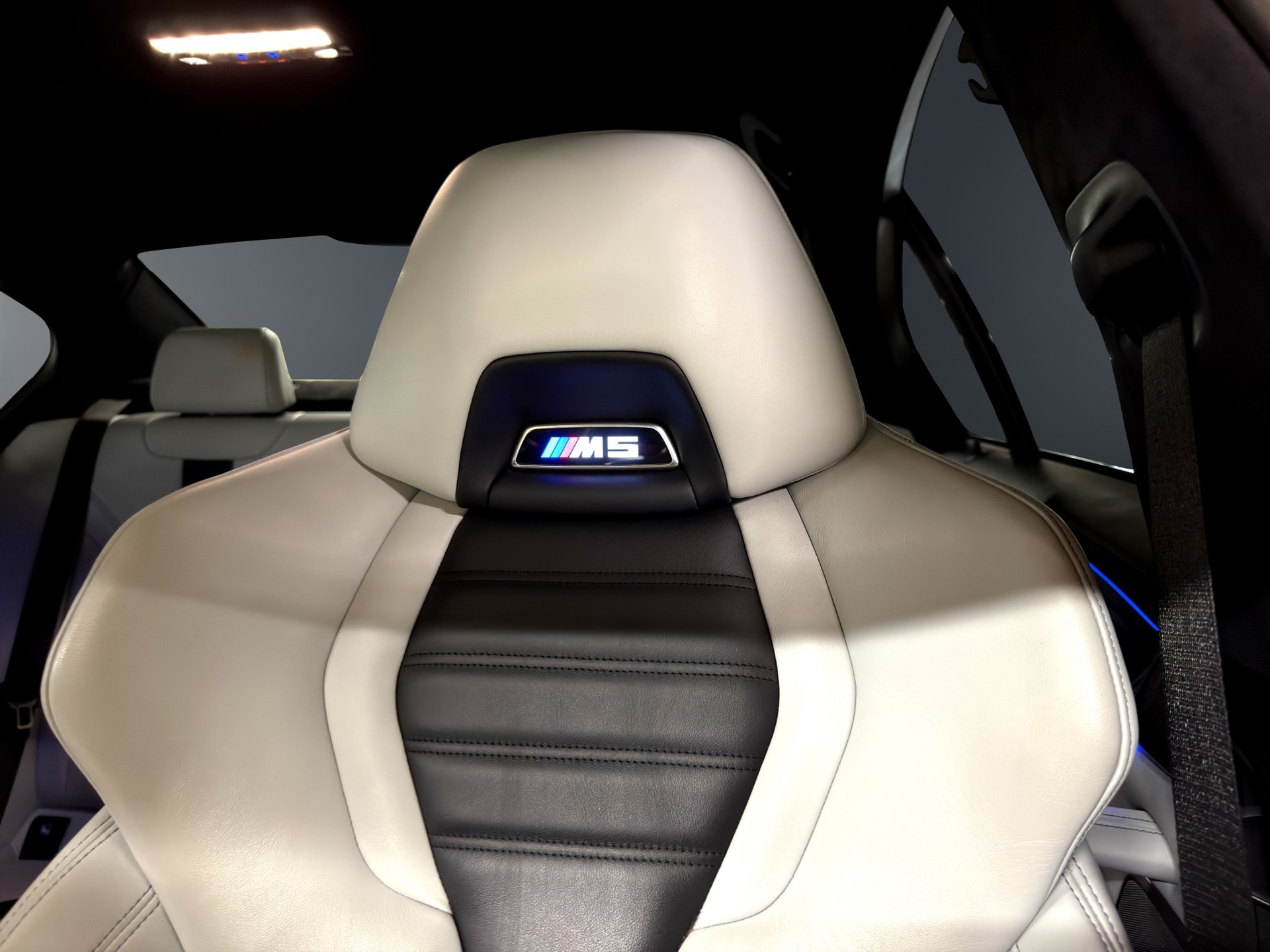 BMW M5 xDrive Drivelogic **Individual Frozen Grey**-image-23