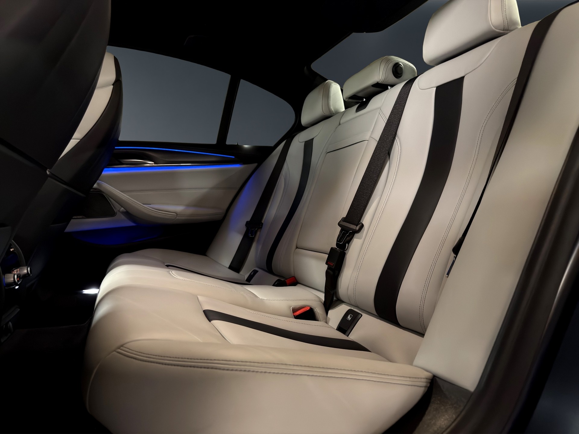 BMW M5 xDrive Drivelogic **Individual Frozen Grey**-image-13