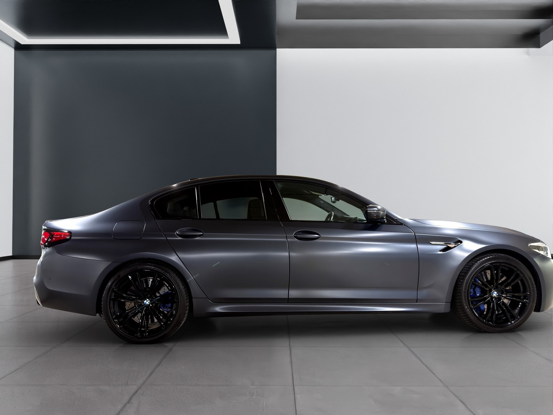 BMW M5 xDrive Drivelogic **Individual Frozen Grey**-image-5