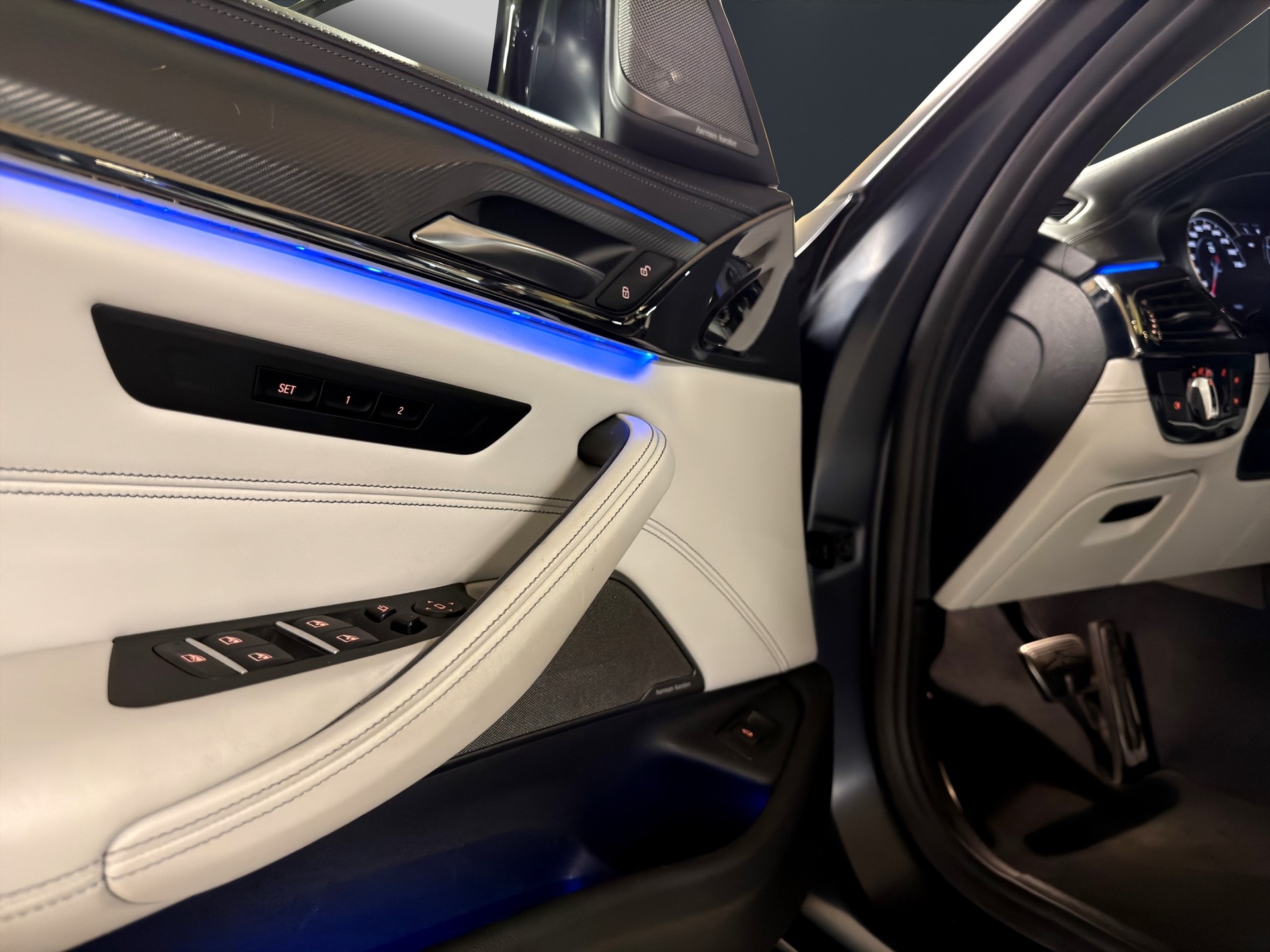 BMW M5 xDrive Drivelogic **Individual Frozen Grey**-image-20