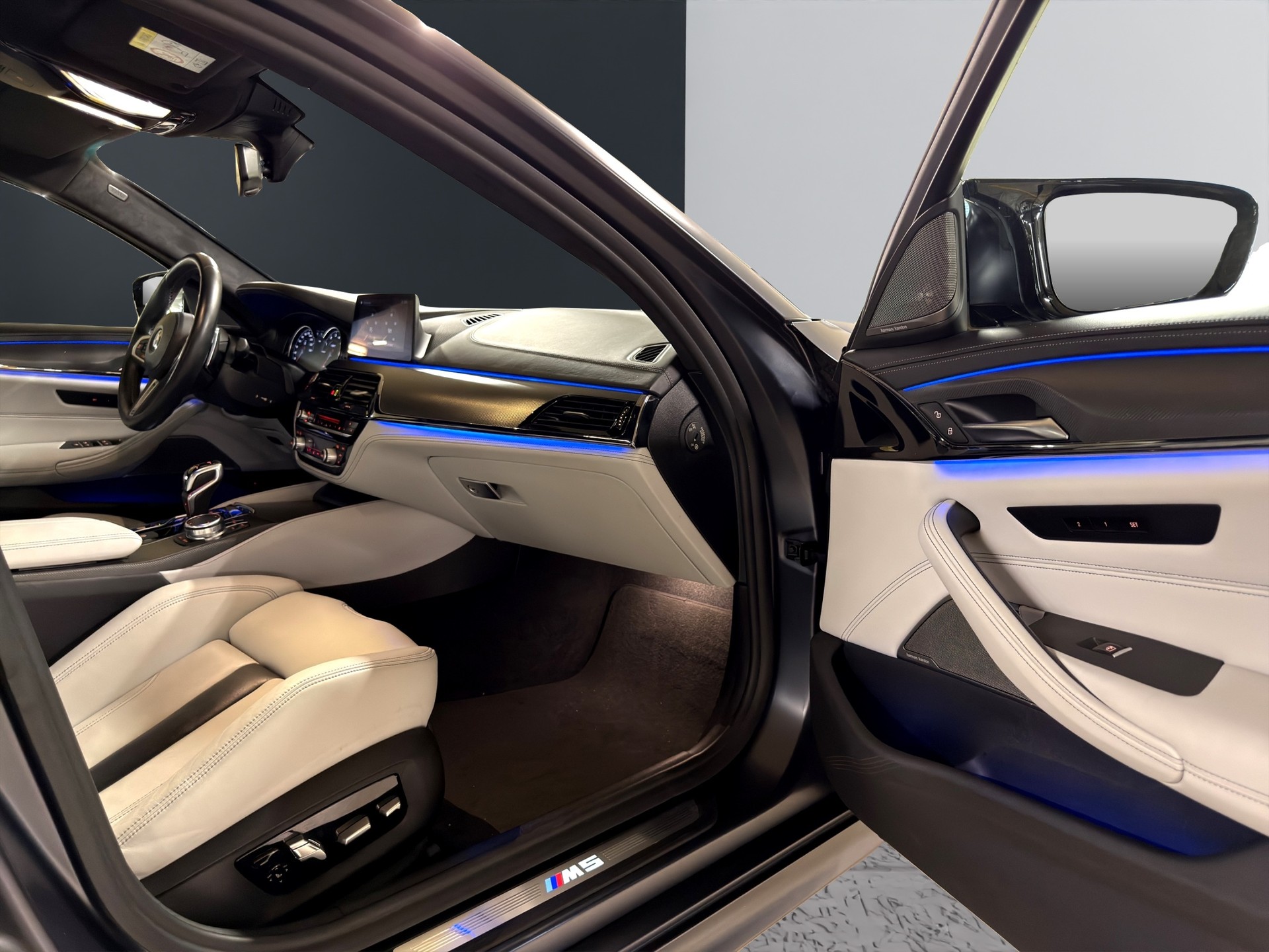 BMW M5 xDrive Drivelogic **Individual Frozen Grey**-image-12