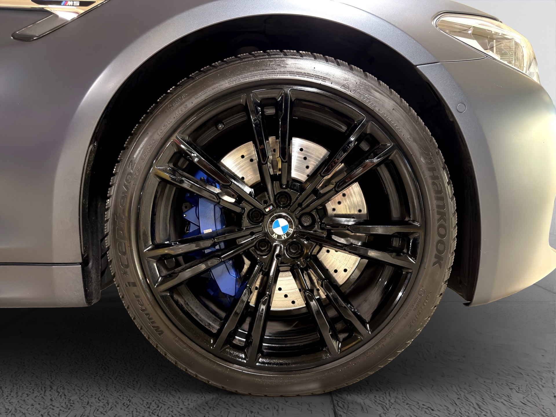 BMW M5 xDrive Drivelogic **Individual Frozen Grey**-image-10