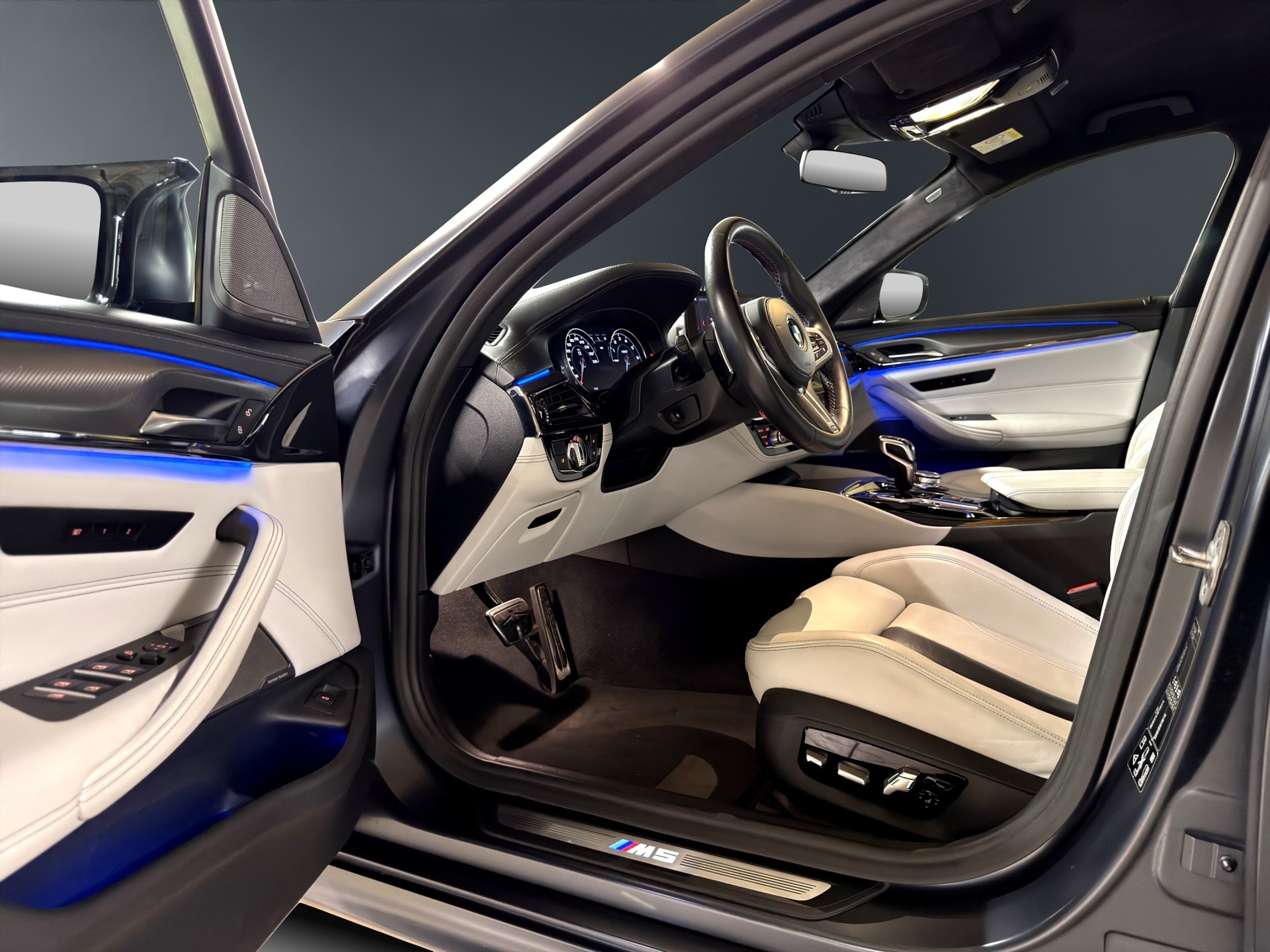 BMW M5 xDrive Drivelogic **Individual Frozen Grey**-image-11