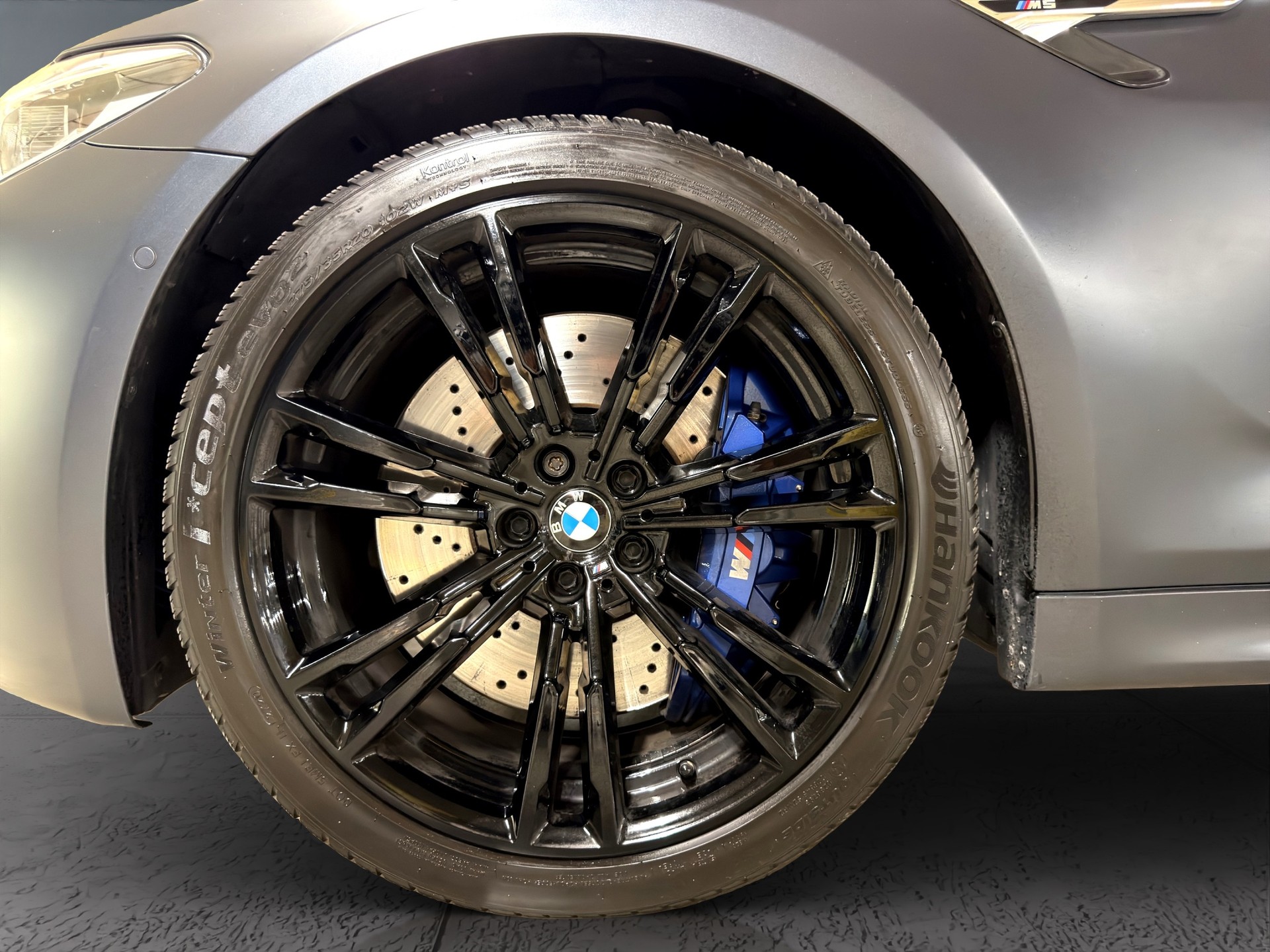 BMW M5 xDrive Drivelogic **Individual Frozen Grey**-image-9