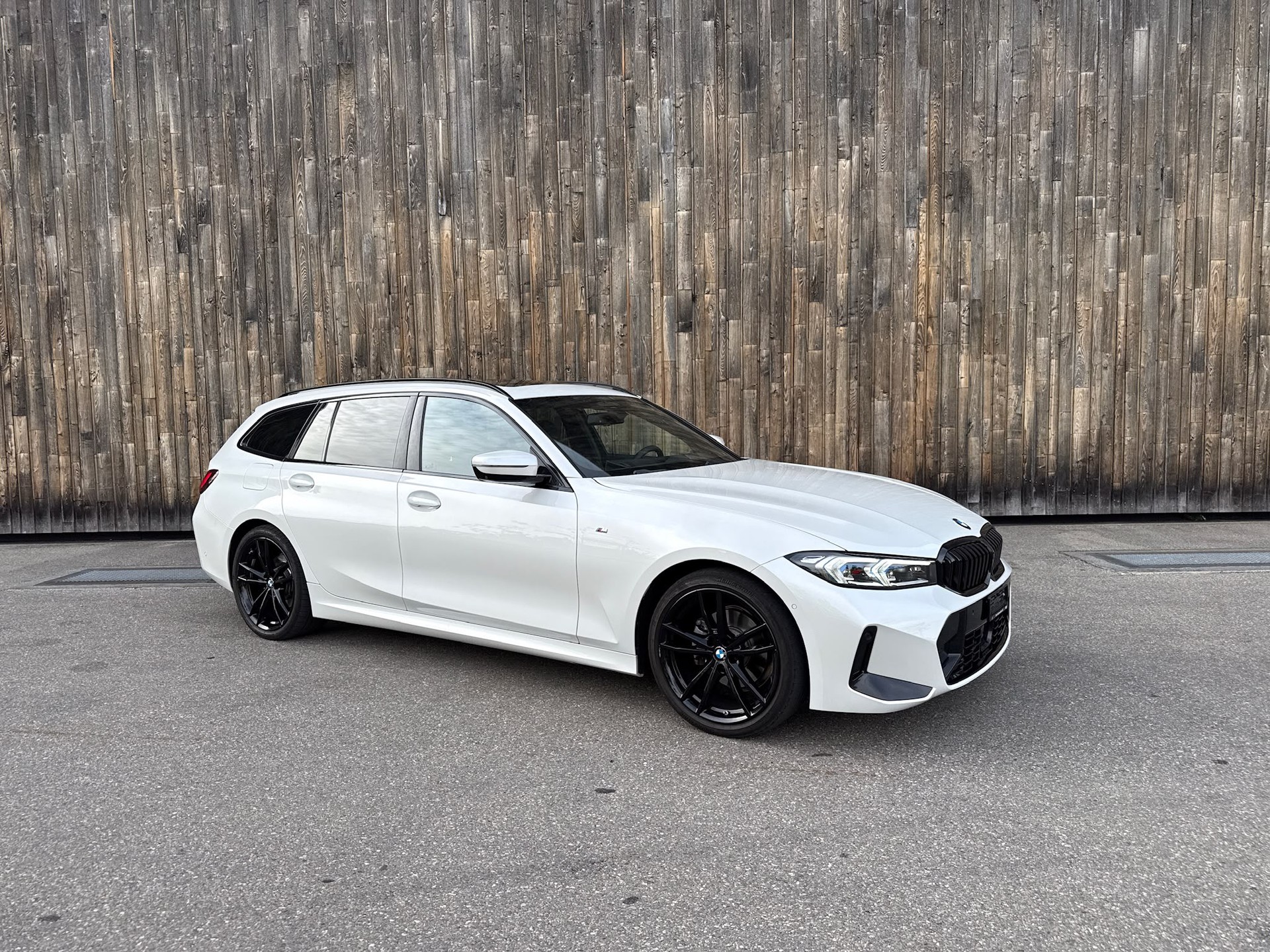 BMW 320d xDrive 48V Touring Steptronic M Sport-image-2