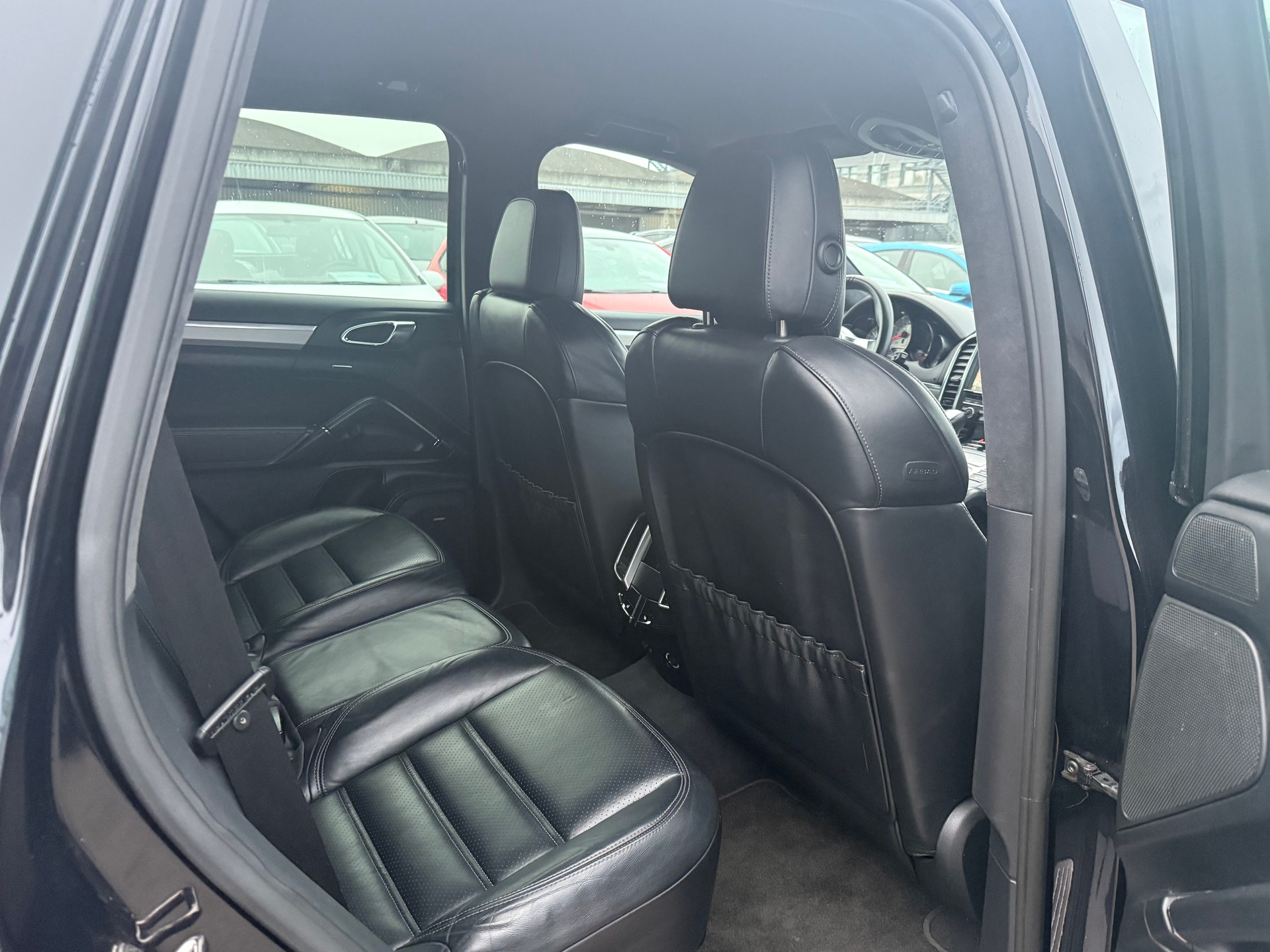 PORSCHE Cayenne Turbo / Frisch ab MFK & Service / Keramik Bremsen / Sportplus Felgen / Rückfahrkamera / BOSE Soundsystem-image-12