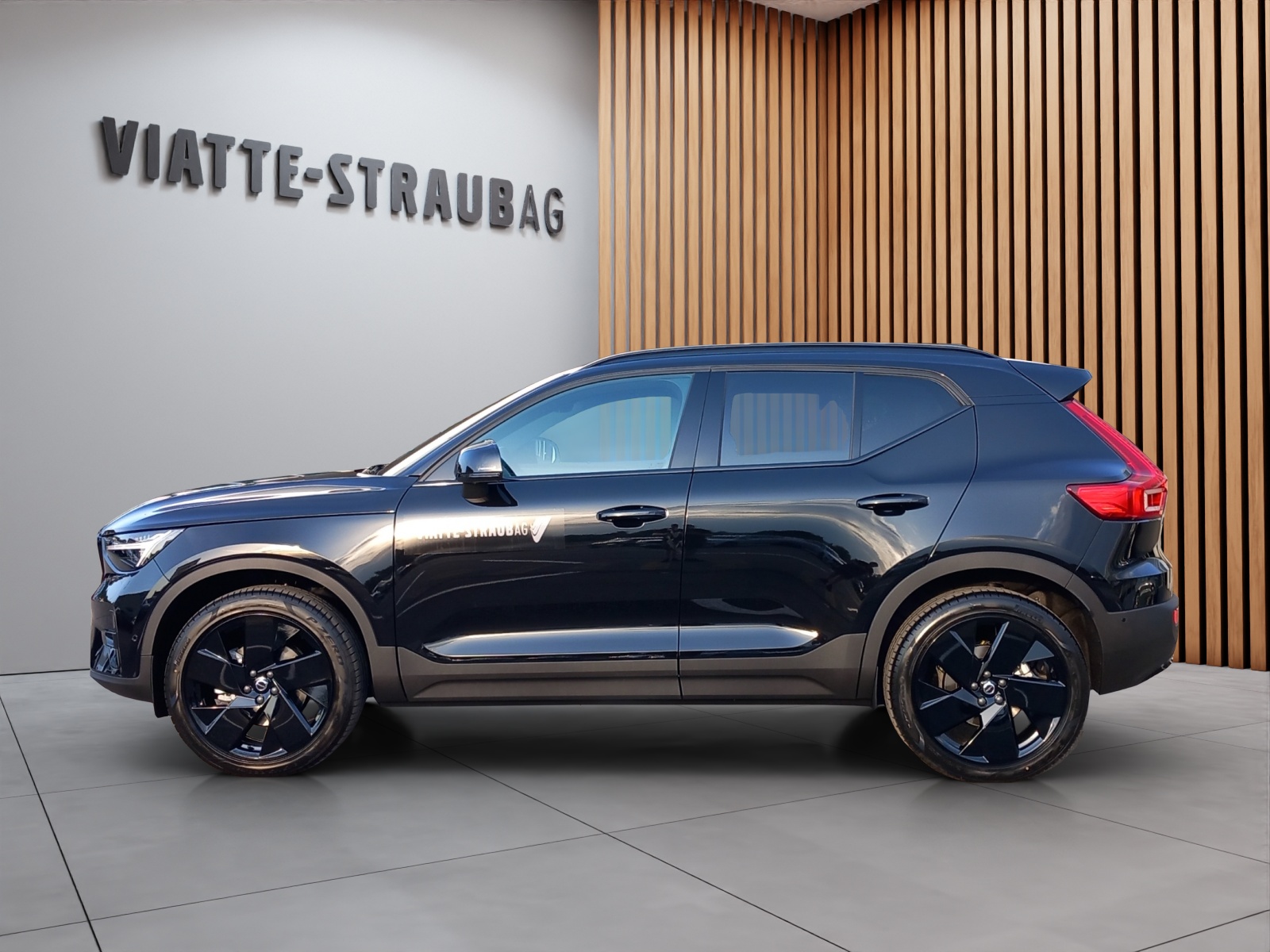 VOLVO XC40 2.0 B4 MH Black Edition-showroom-element-1