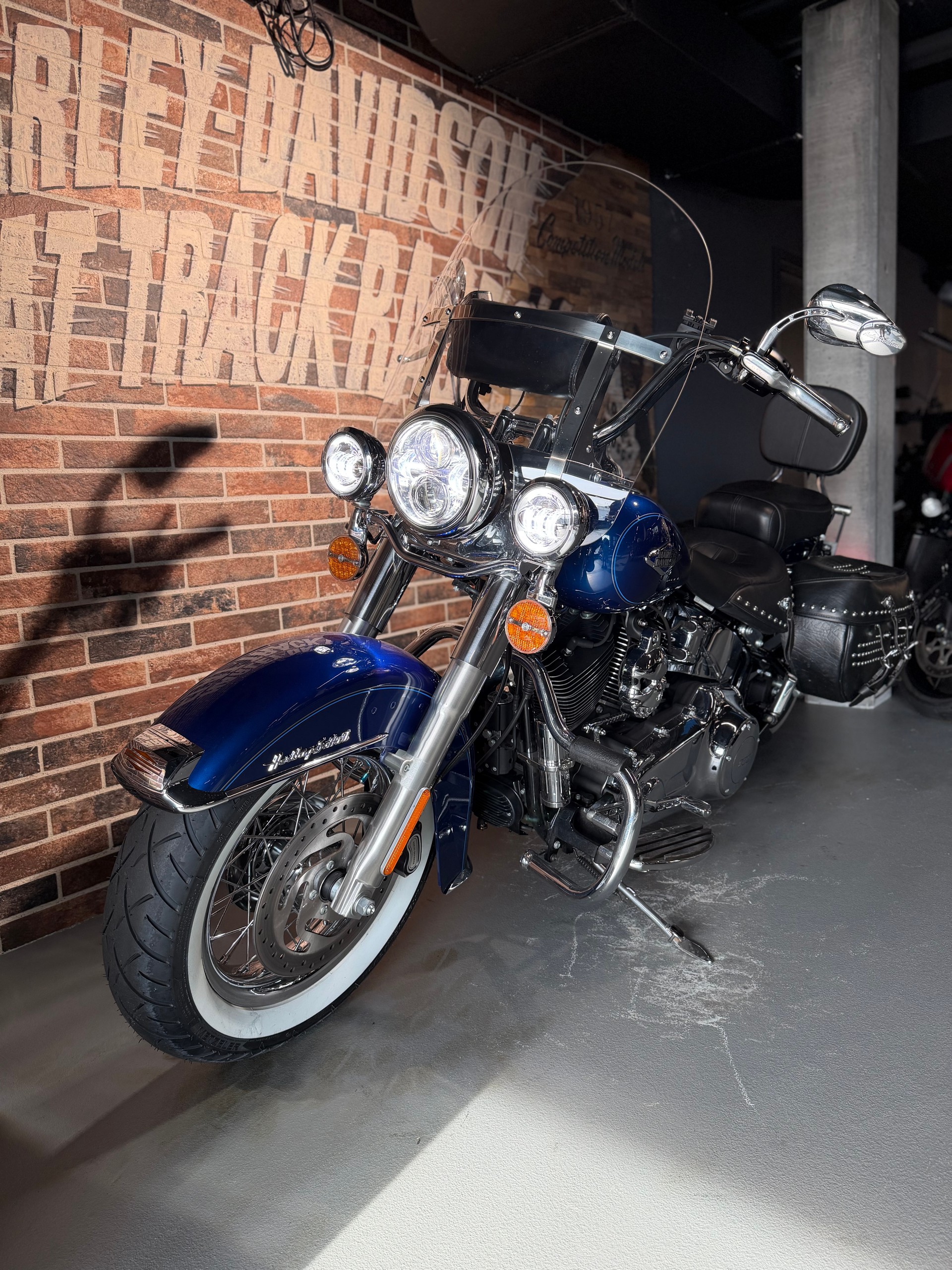 HARLEY-DAVIDSON FLSTC Softail Heritage Classic ABS (35KW Possible)-showroom-element-1