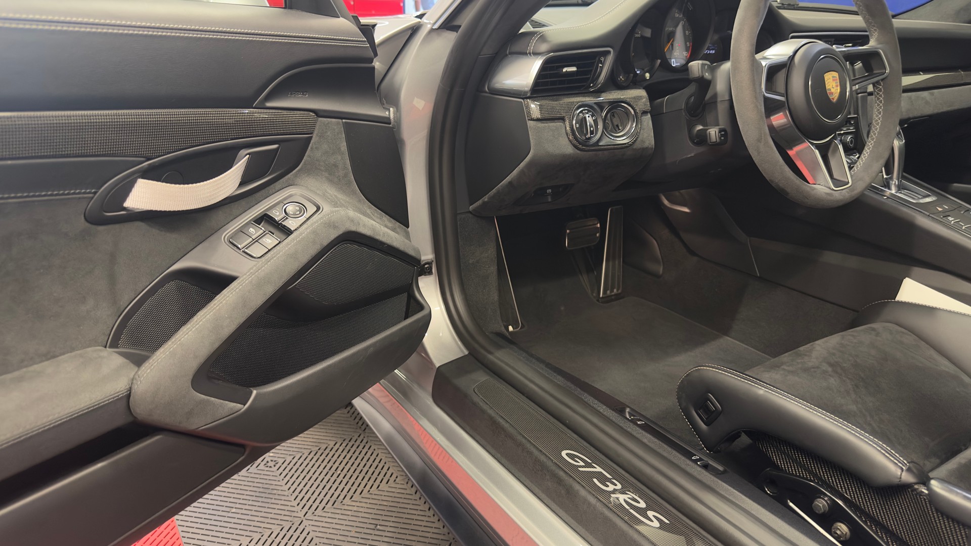 PORSCHE GT3 RS 991-image-8